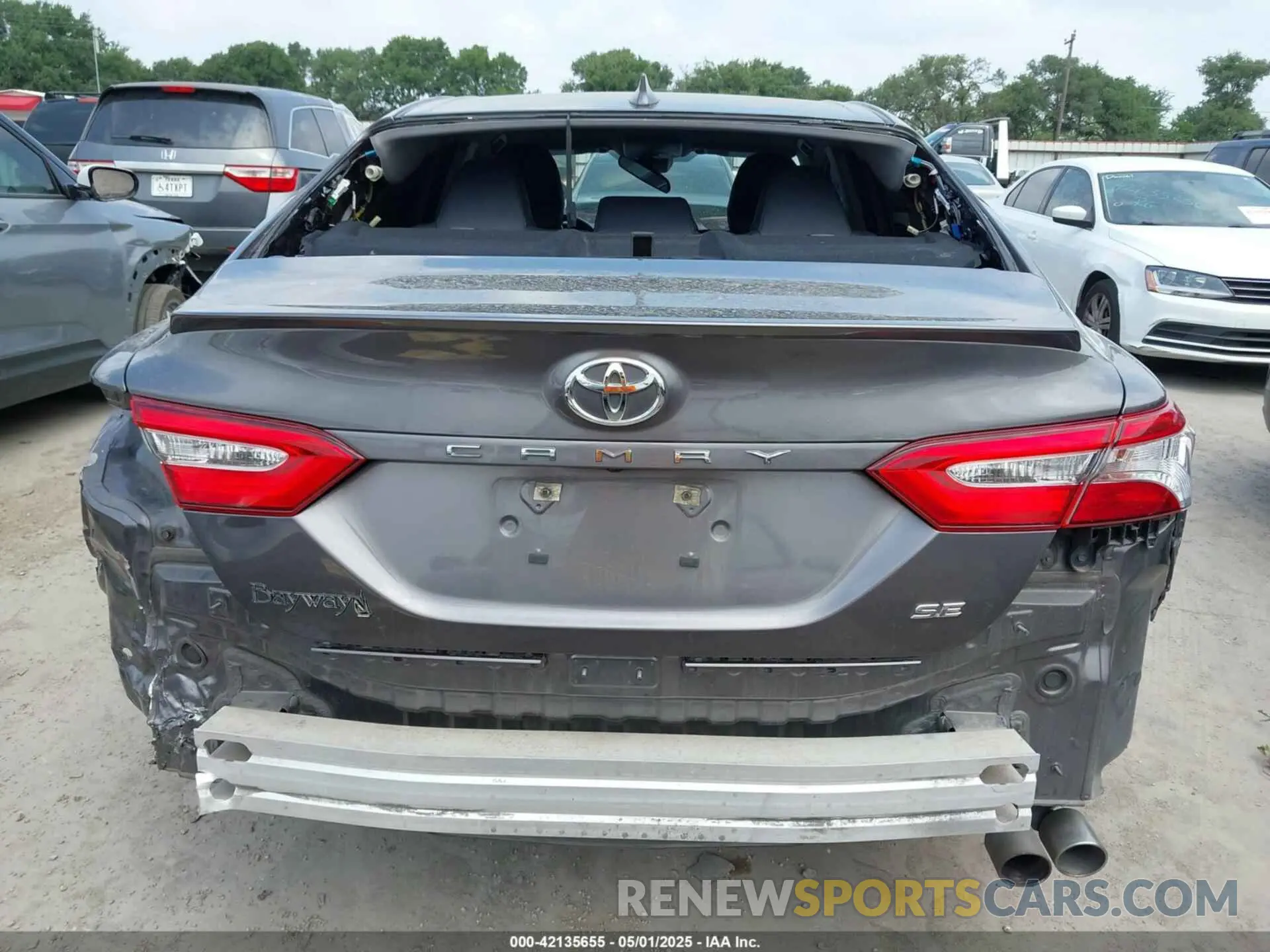 17 Photograph of a damaged car 4T1G11AK1LU345564 TOYOTA CAMRY 2020