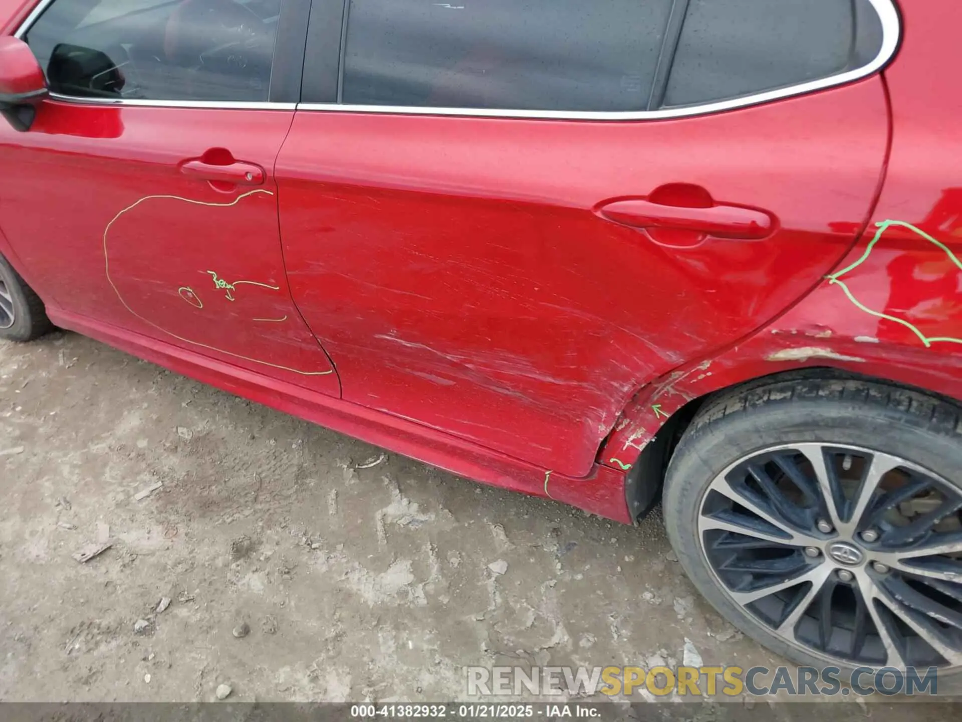 19 Photograph of a damaged car 4T1G11AK1LU352661 TOYOTA CAMRY 2020