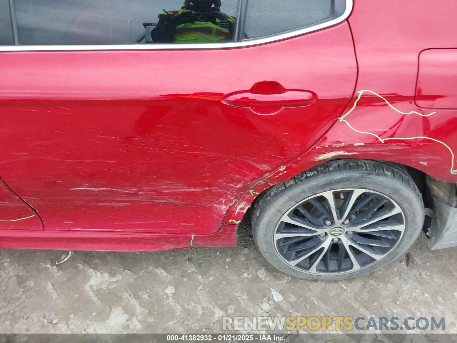 6 Photograph of a damaged car 4T1G11AK1LU352661 TOYOTA CAMRY 2020