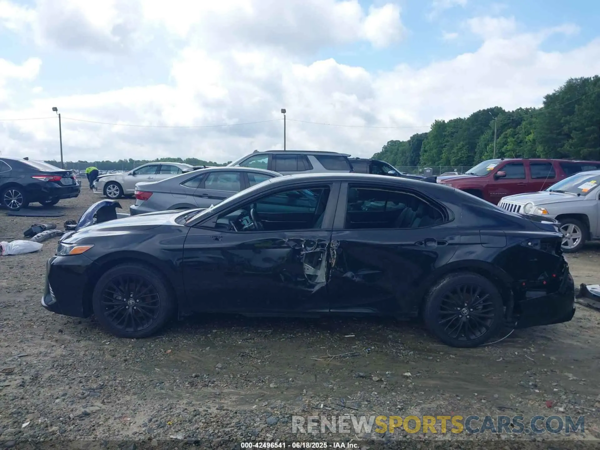 15 Photograph of a damaged car 4T1G11AK1LU369525 TOYOTA CAMRY 2020