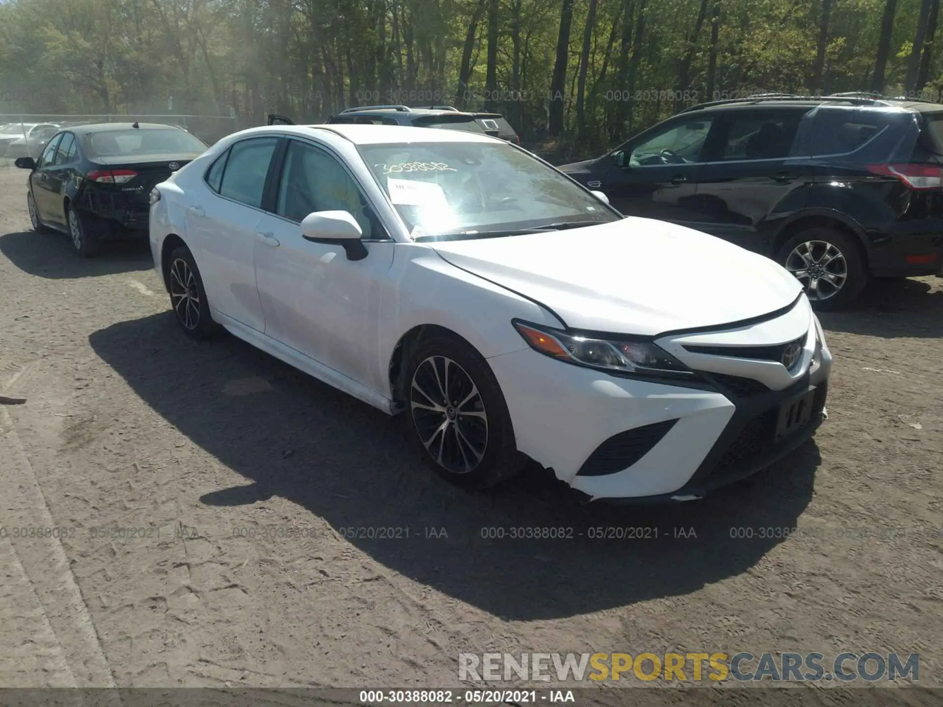 1 Photograph of a damaged car 4T1G11AK1LU930158 TOYOTA CAMRY 2020