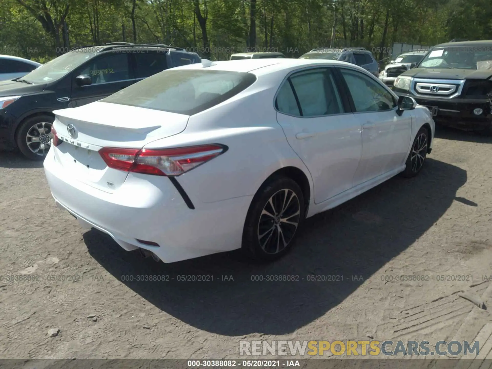 4 Photograph of a damaged car 4T1G11AK1LU930158 TOYOTA CAMRY 2020