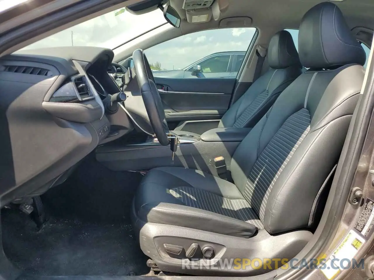 7 Photograph of a damaged car 4T1G11AK1LU975181 TOYOTA CAMRY 2020