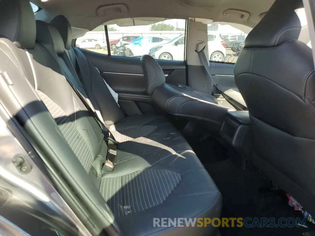 10 Photograph of a damaged car 4T1G11AK3LU305616 TOYOTA CAMRY 2020