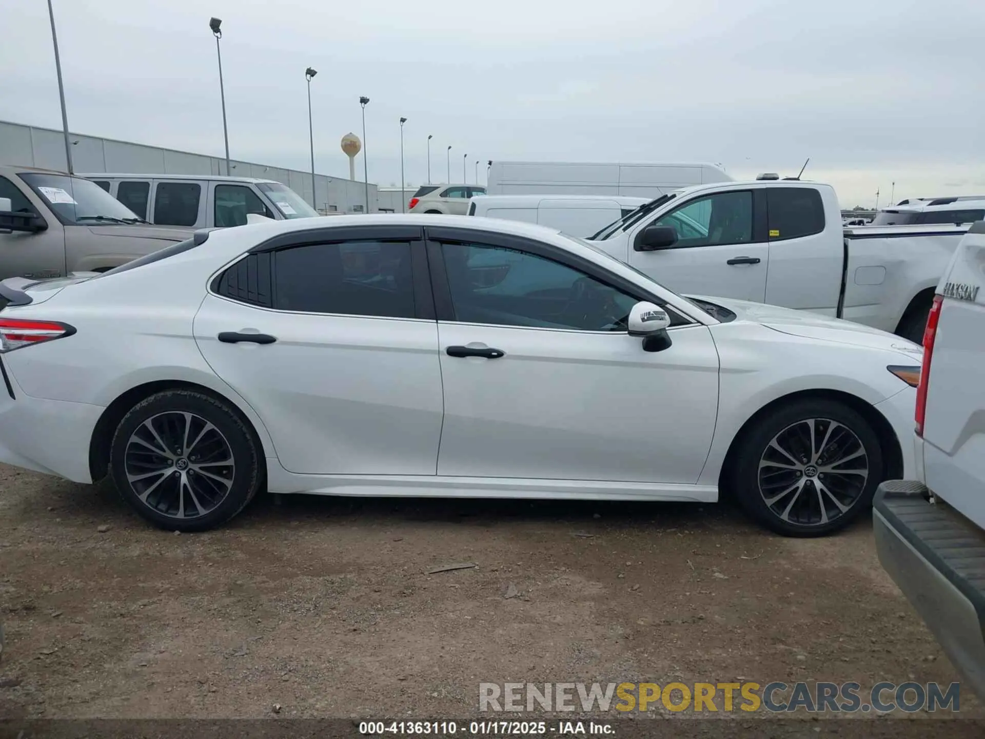 14 Photograph of a damaged car 4T1G11AK3LU944076 TOYOTA CAMRY 2020