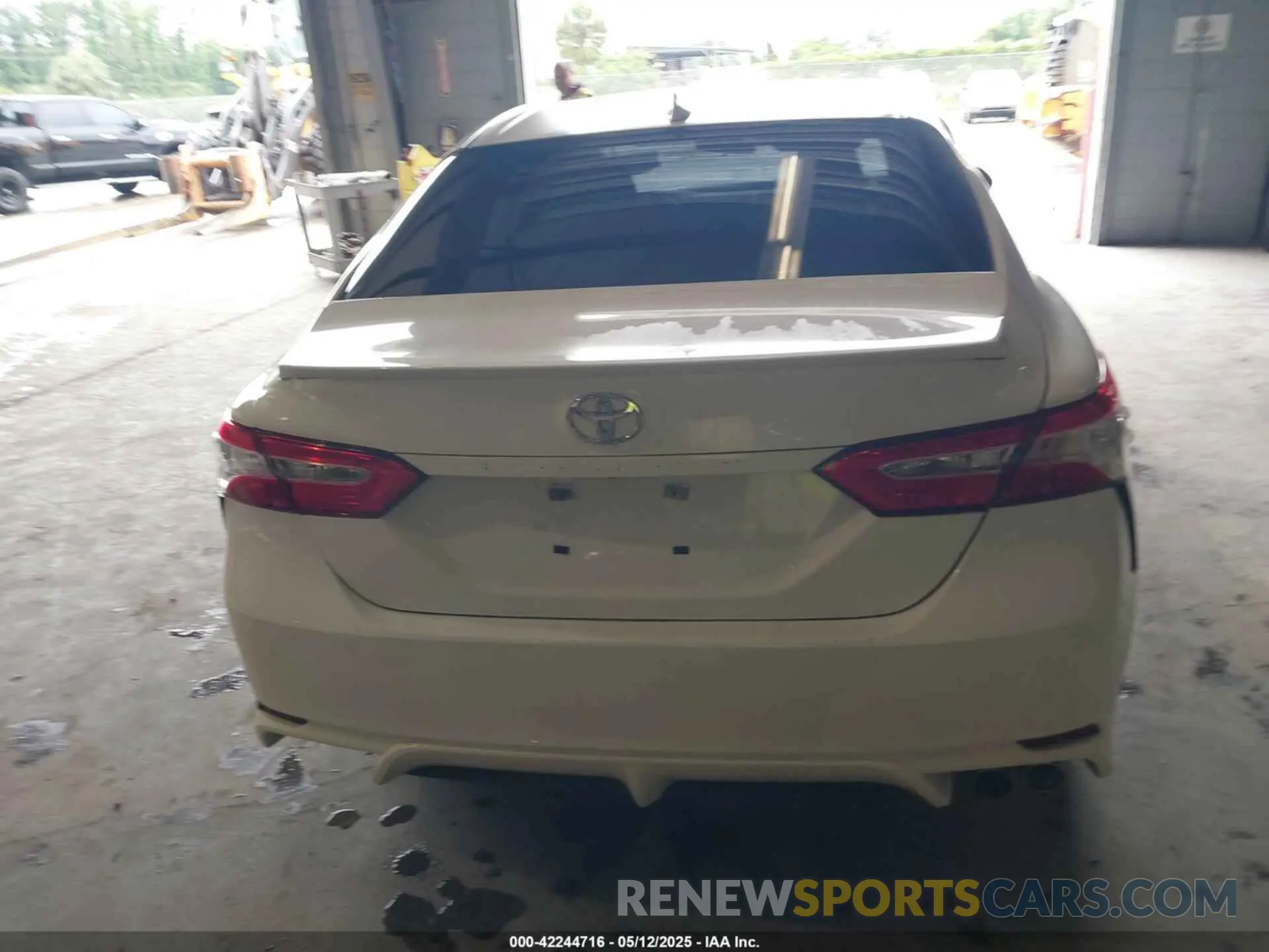 16 Photograph of a damaged car 4T1G11AK3LU944899 TOYOTA CAMRY 2020