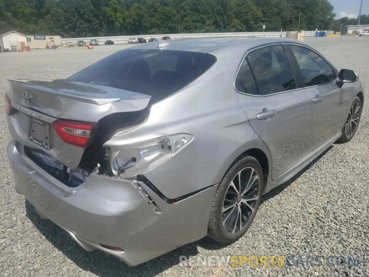 4 Фотография поврежденного автомобиля 4T1G11AK3LU957393 TOYOTA CAMRY 2020