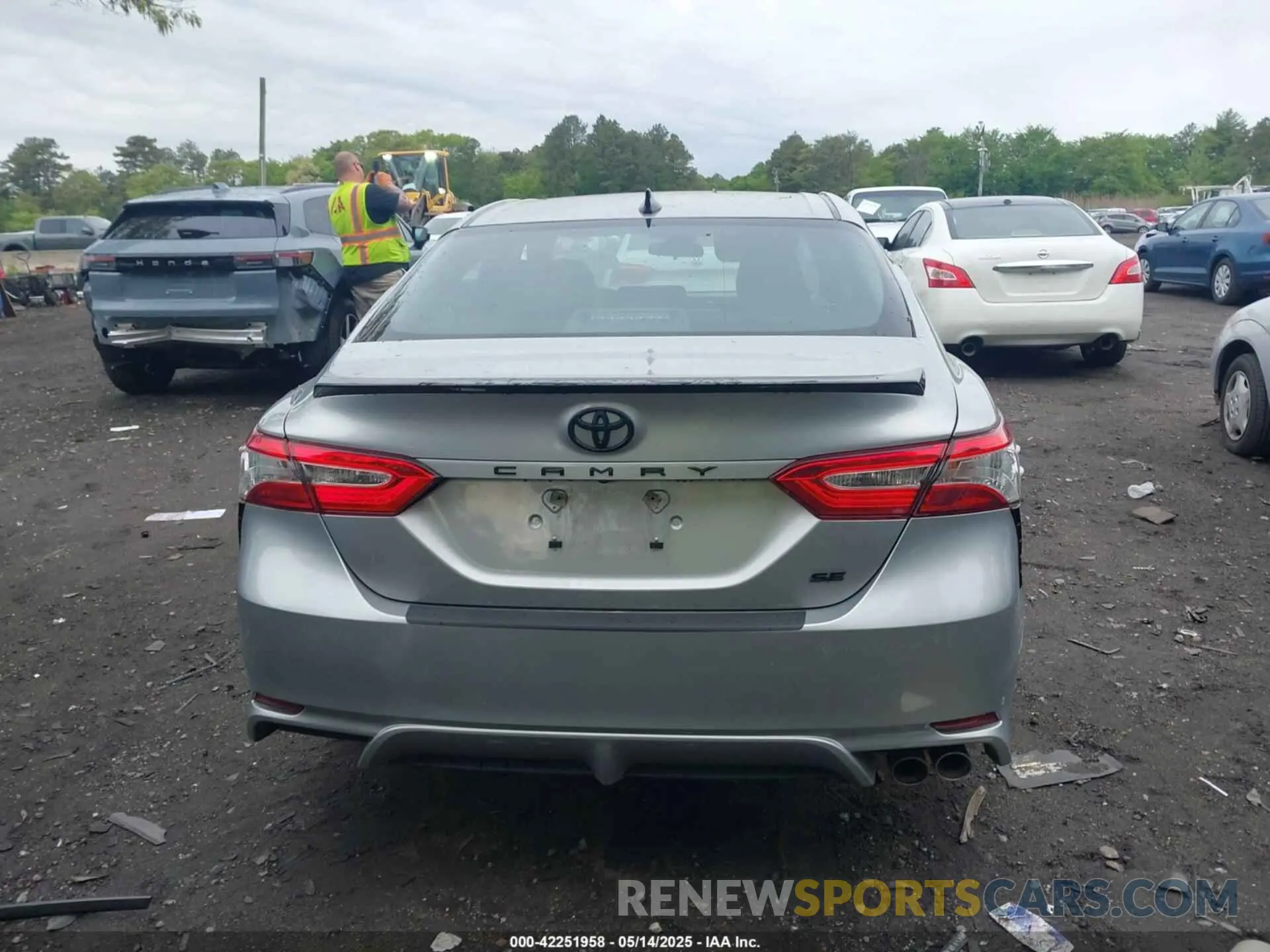 16 Photograph of a damaged car 4T1G11AK4LU325633 TOYOTA CAMRY 2020