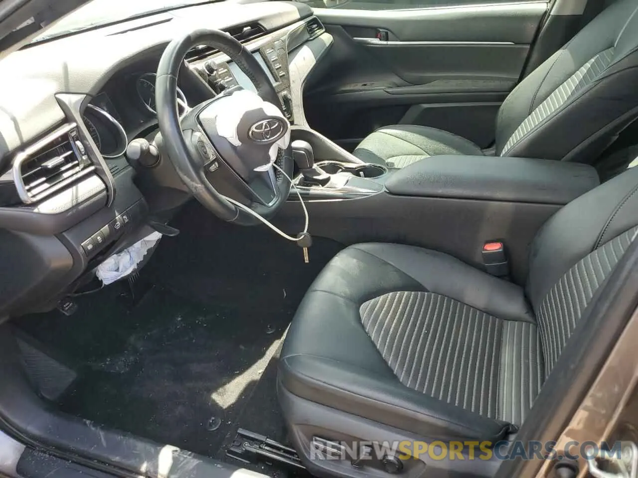 7 Photograph of a damaged car 4T1G11AK5LU932592 TOYOTA CAMRY 2020
