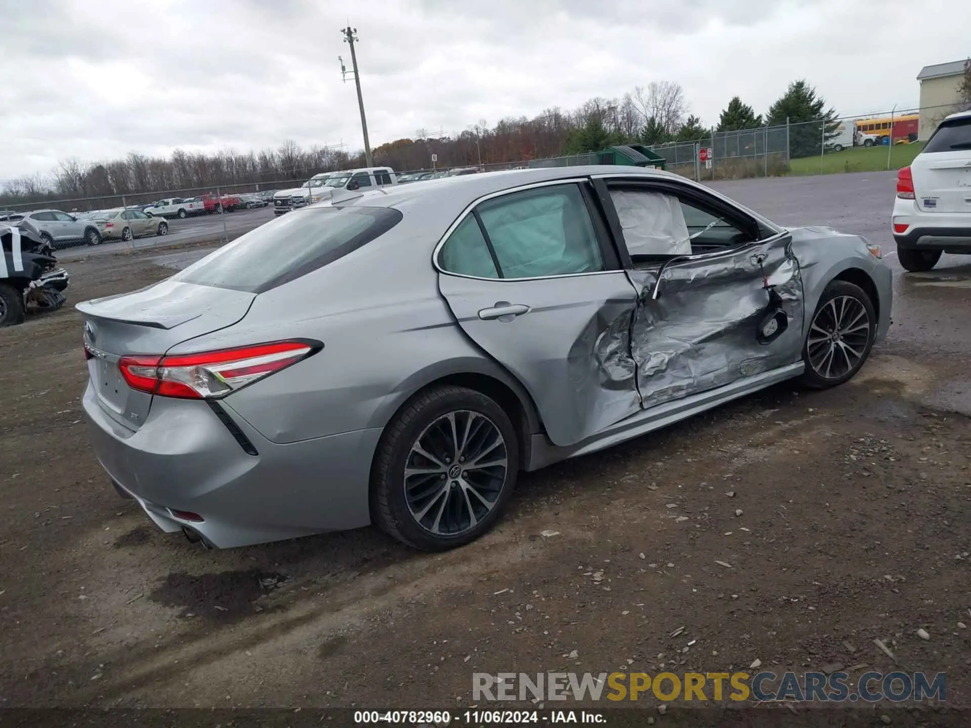 4 Photograph of a damaged car 4T1G11AK5LU941633 TOYOTA CAMRY 2020