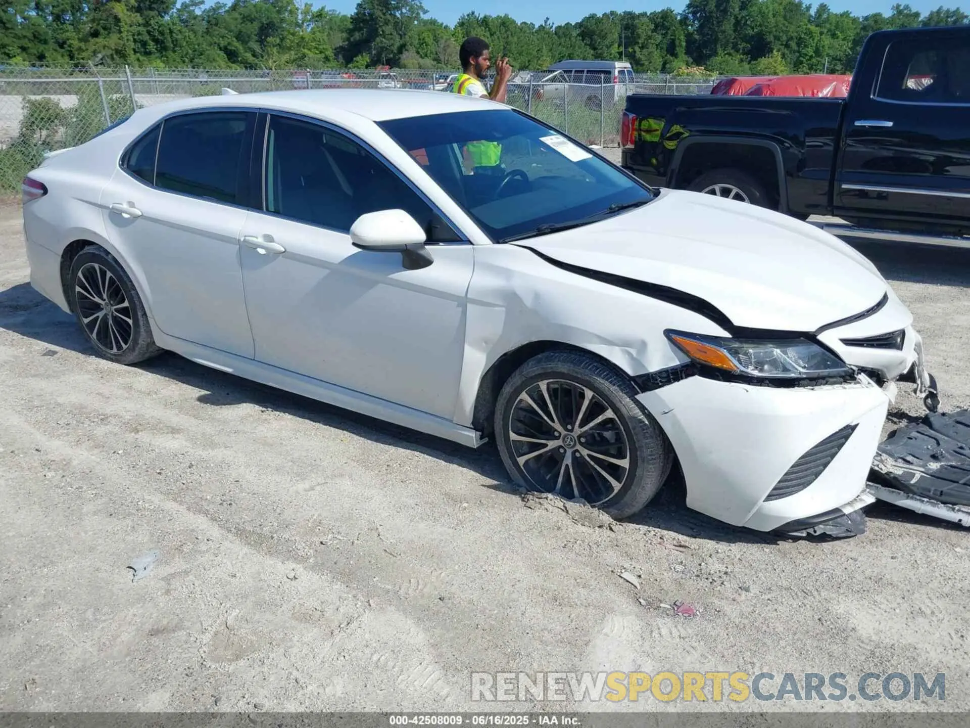1 Фотография поврежденного автомобиля 4T1G11AK6LU334771 TOYOTA CAMRY 2020