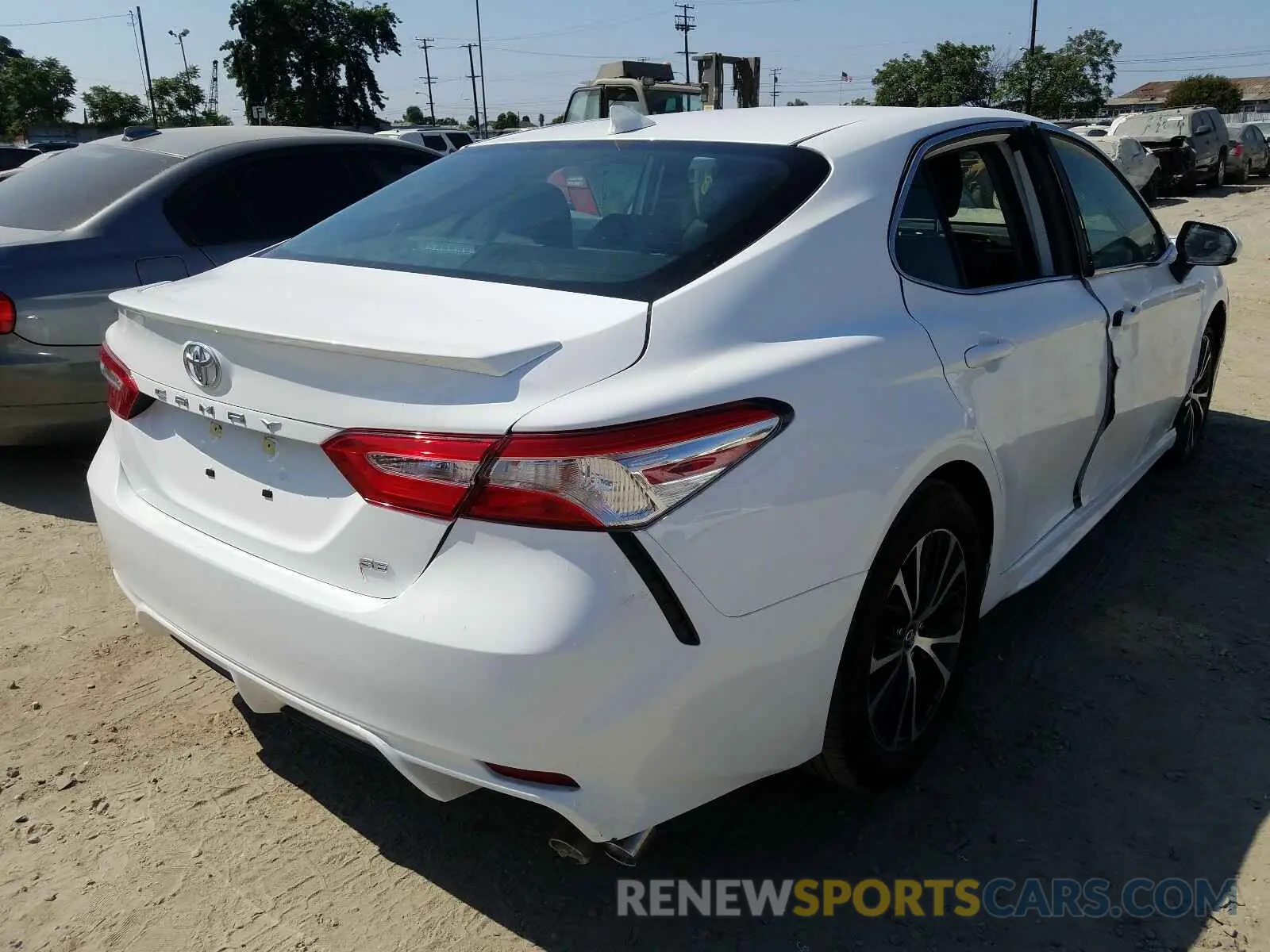 4 Фотография поврежденного автомобиля 4T1G11AK6LU348220 TOYOTA CAMRY 2020