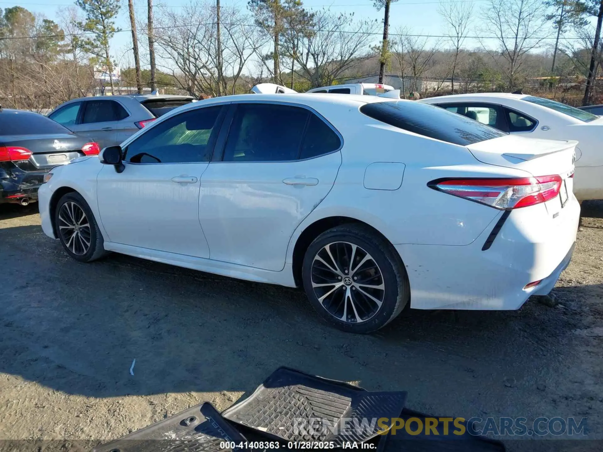 14 Photograph of a damaged car 4T1G11AK6LU504482 TOYOTA CAMRY 2020