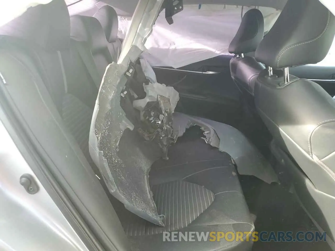 10 Photograph of a damaged car 4T1G11AK7LU965044 TOYOTA CAMRY 2020