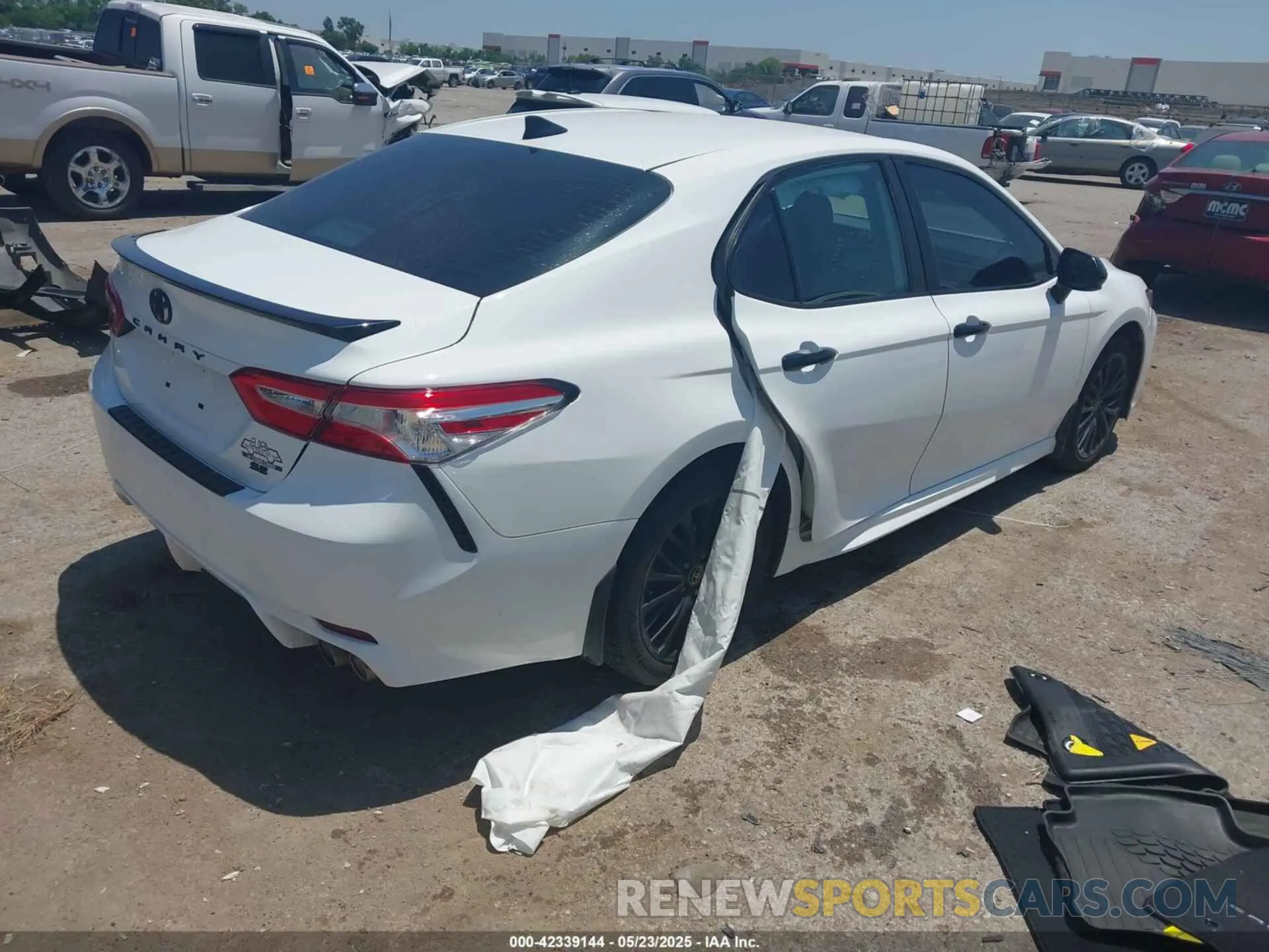 4 Фотография поврежденного автомобиля 4T1G11AK8LU362863 TOYOTA CAMRY 2020