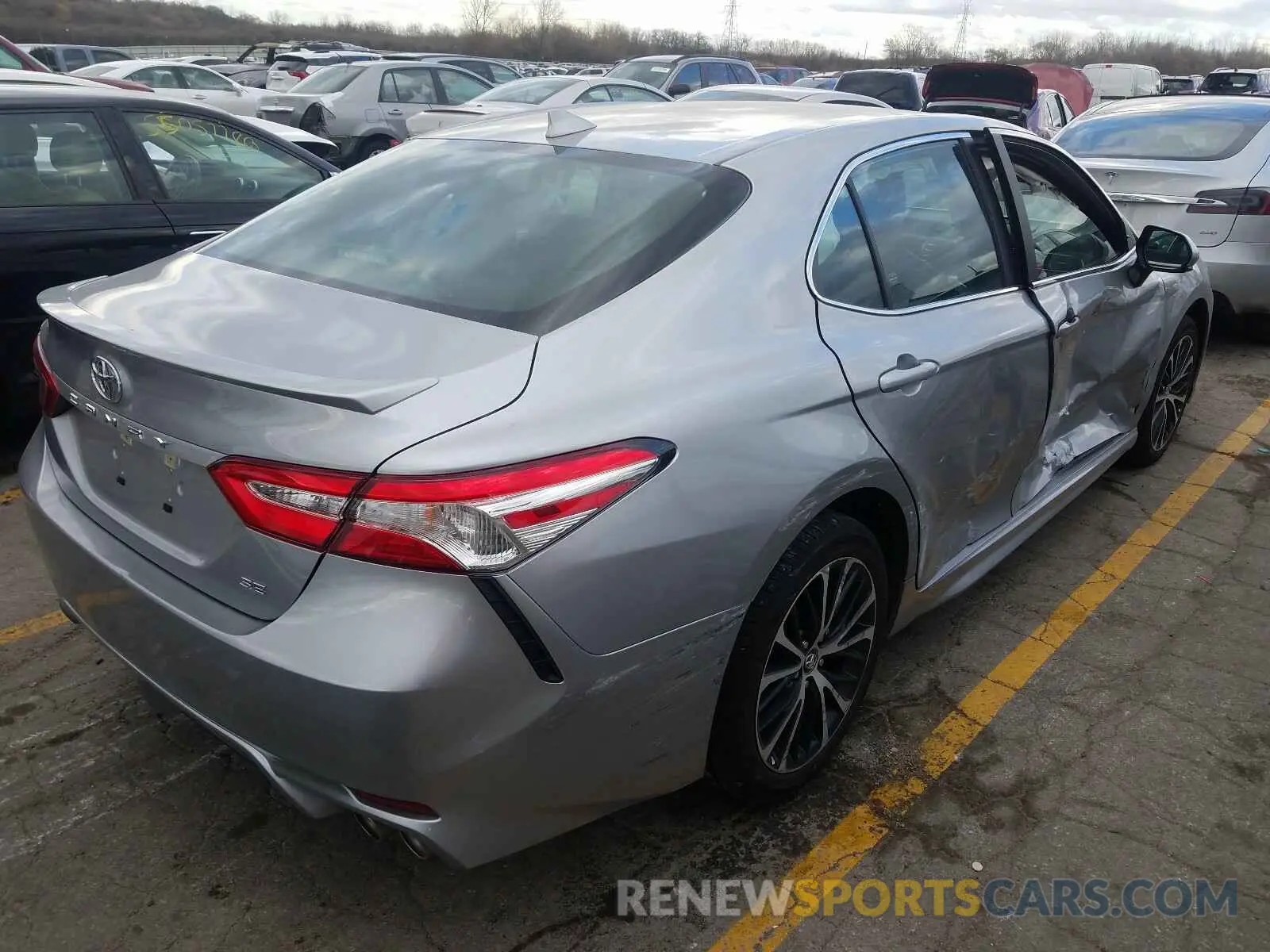 4 Photograph of a damaged car 4T1G11AK8LU935471 TOYOTA CAMRY 2020