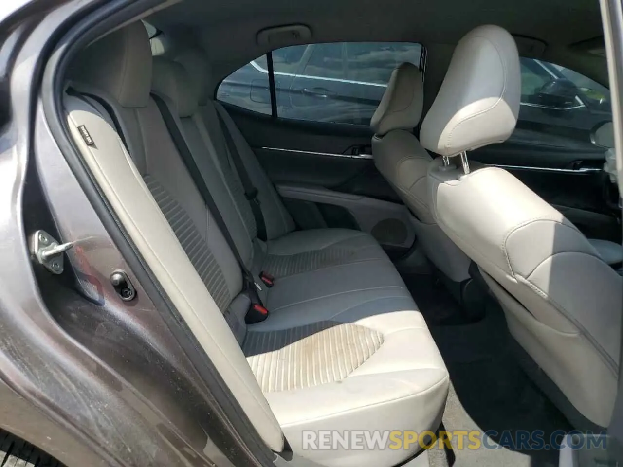 10 Photograph of a damaged car 4T1G11AK9LU362970 TOYOTA CAMRY 2020