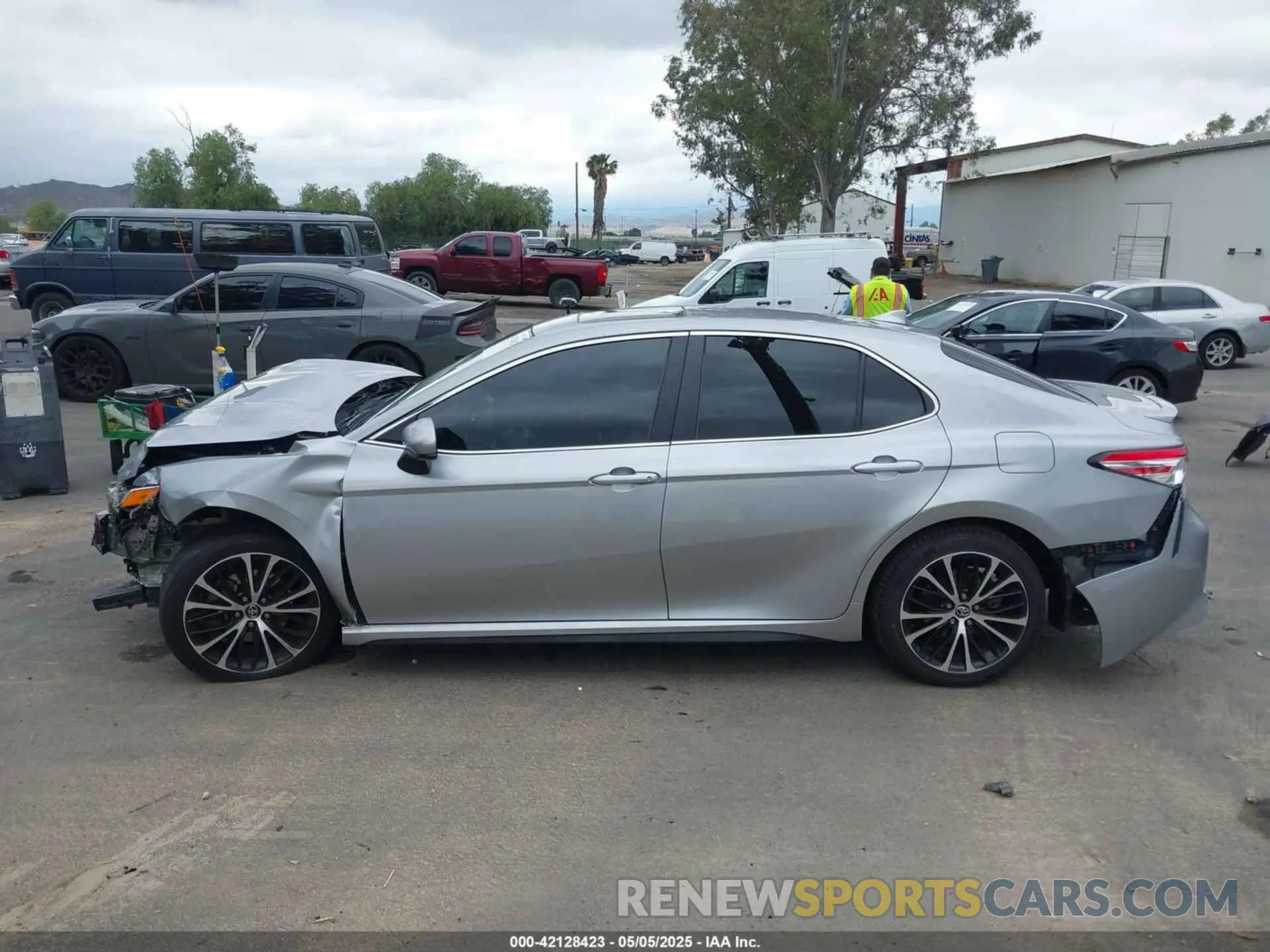14 Фотография поврежденного автомобиля 4T1G11AKXLU349905 TOYOTA CAMRY 2020