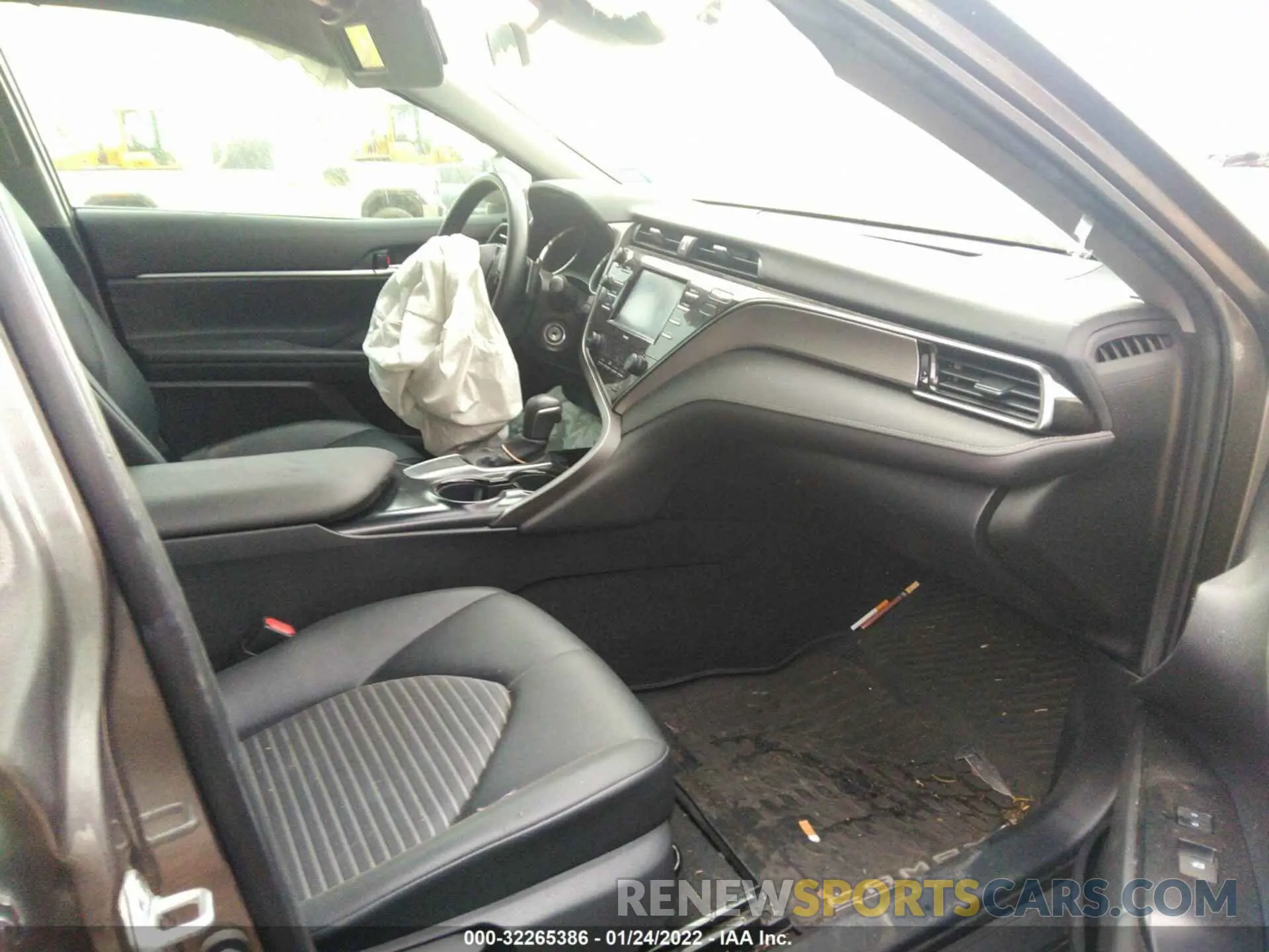 5 Photograph of a damaged car 4T1G11AKXLU401789 TOYOTA CAMRY 2020