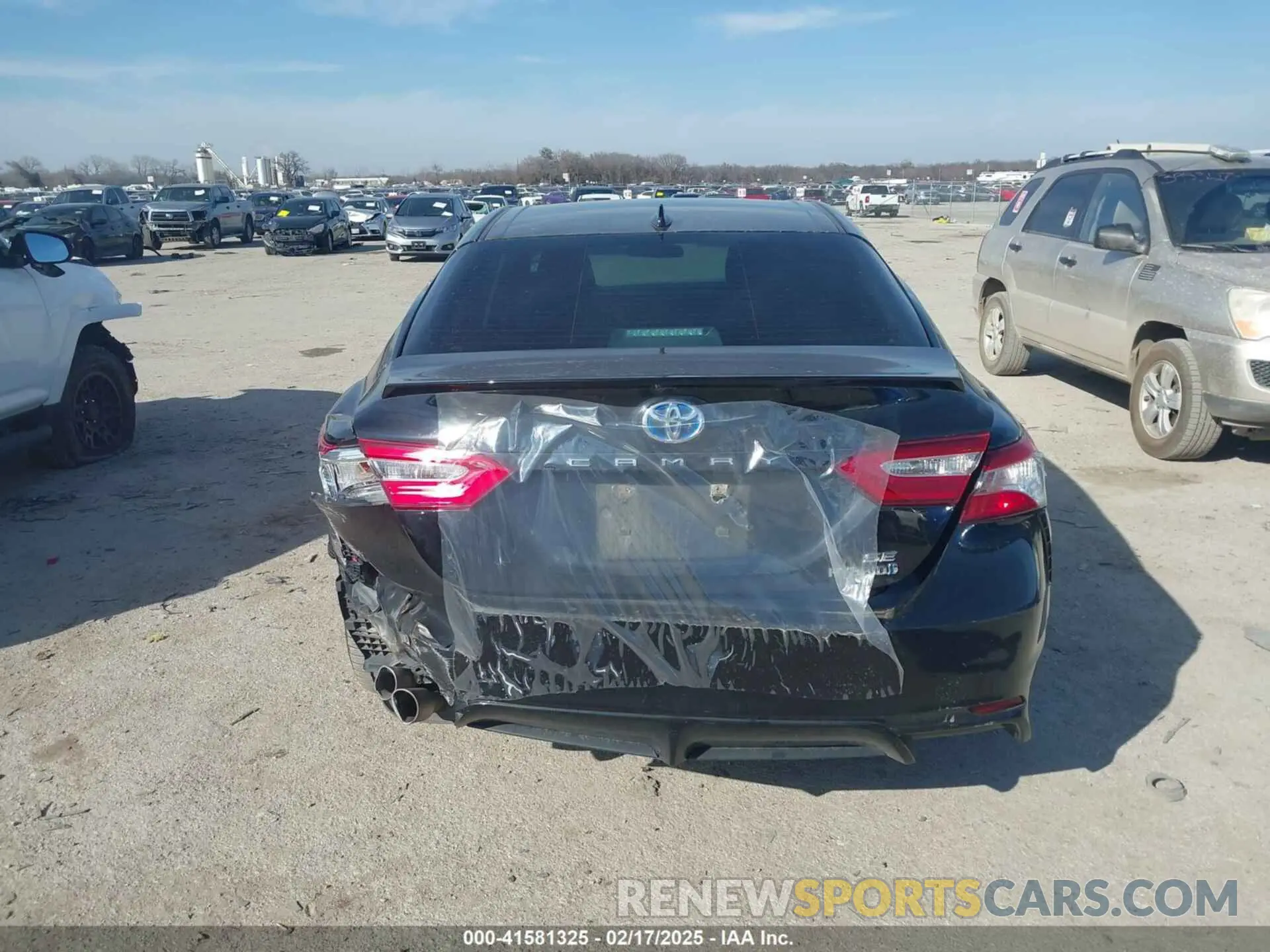 17 Photograph of a damaged car 4T1G31AK0LU015425 TOYOTA CAMRY 2020