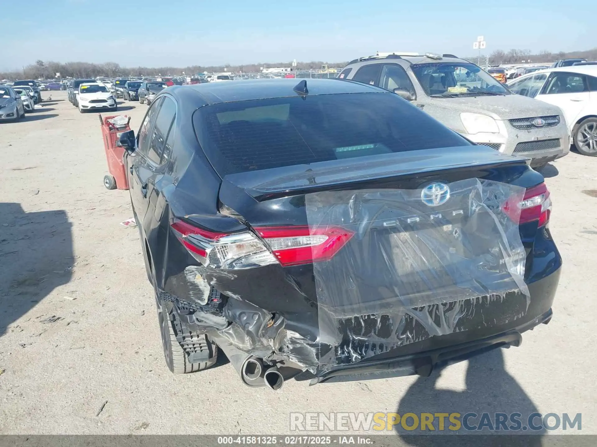 18 Photograph of a damaged car 4T1G31AK0LU015425 TOYOTA CAMRY 2020