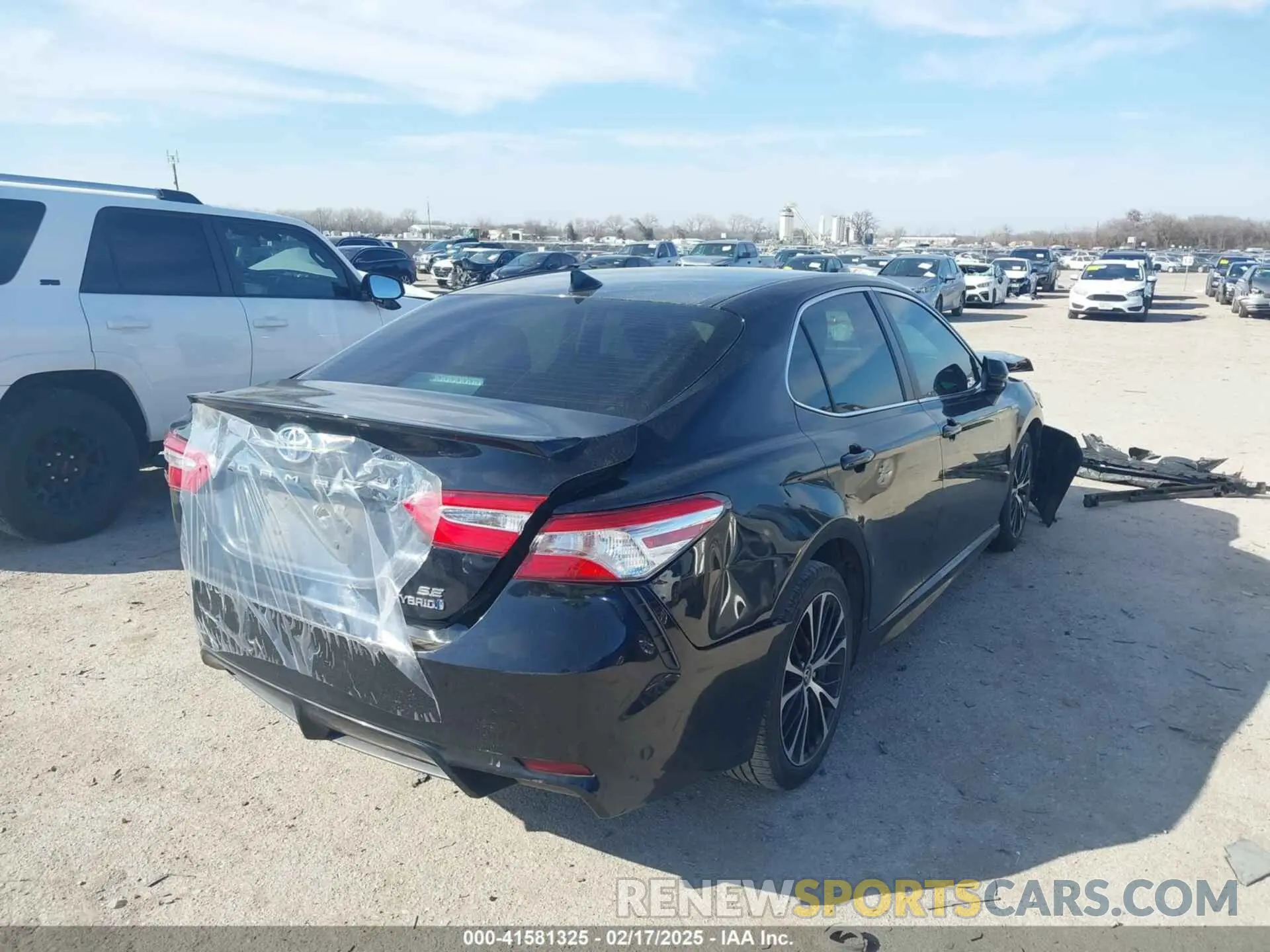 4 Photograph of a damaged car 4T1G31AK0LU015425 TOYOTA CAMRY 2020