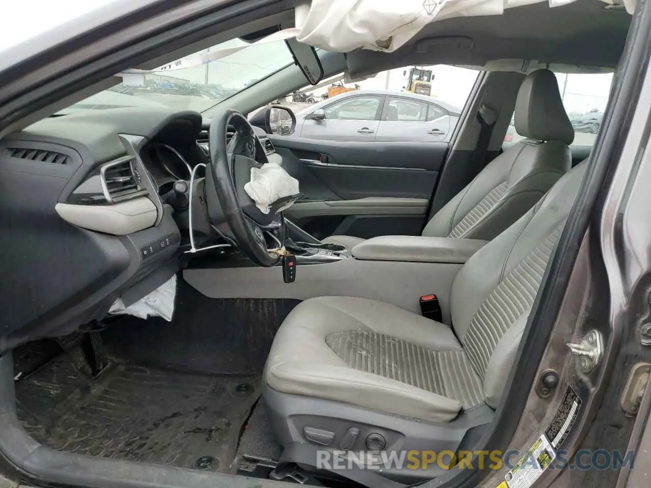 7 Photograph of a damaged car 4T1G31AK8LU542774 TOYOTA CAMRY 2020