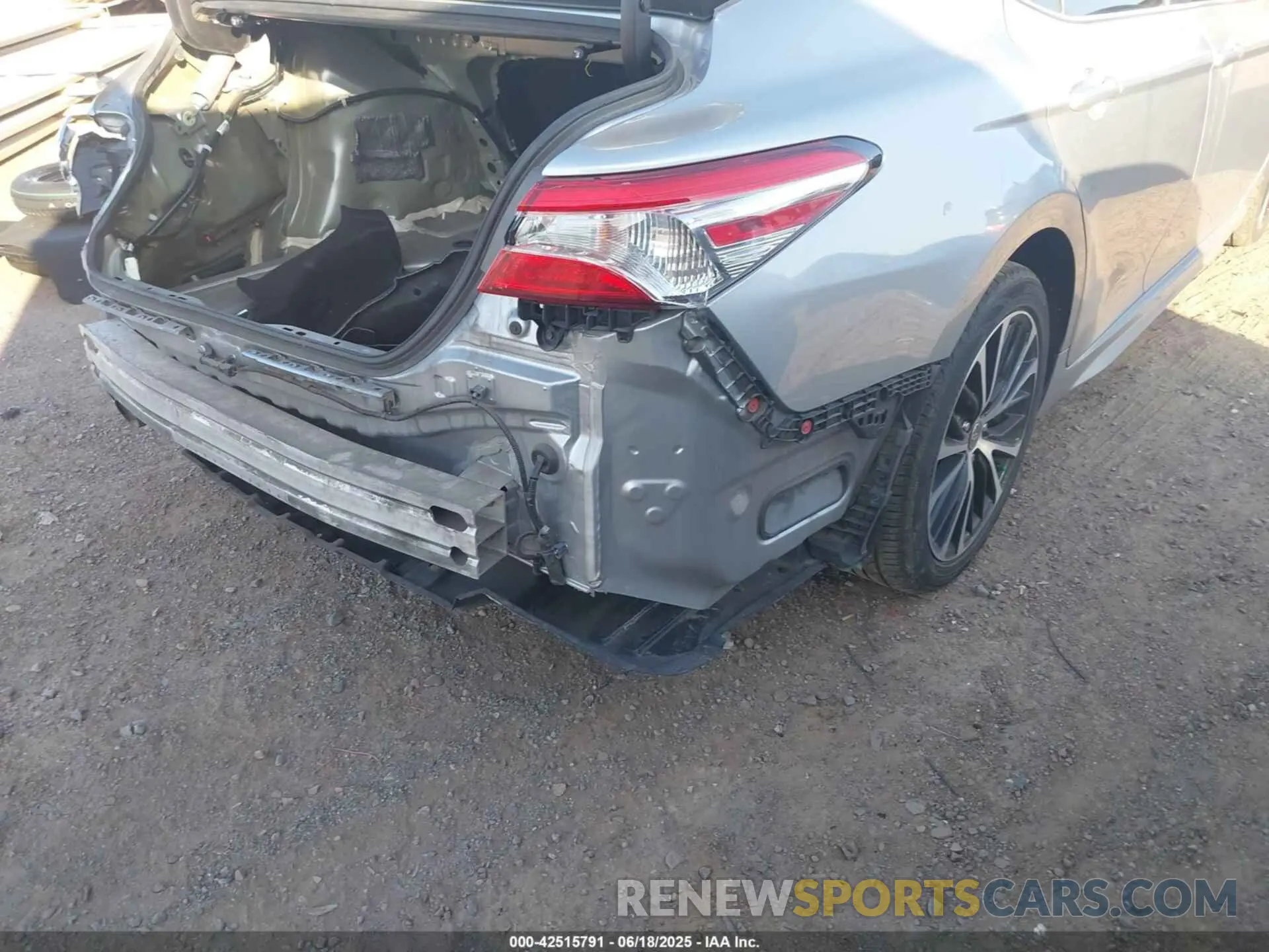17 Photograph of a damaged car 4T1G31AK9LU544839 TOYOTA CAMRY 2020