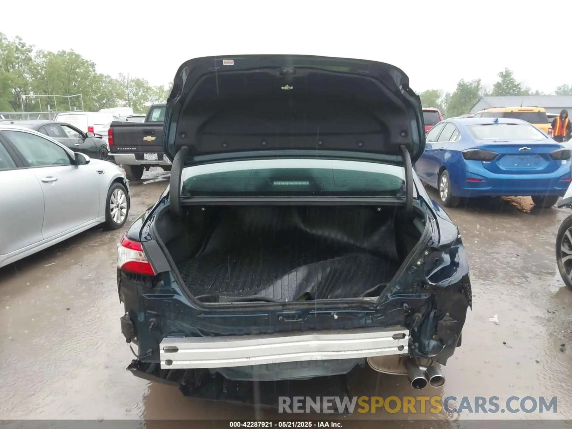 17 Photograph of a damaged car 4T1J11AK6LU998946 TOYOTA CAMRY 2020