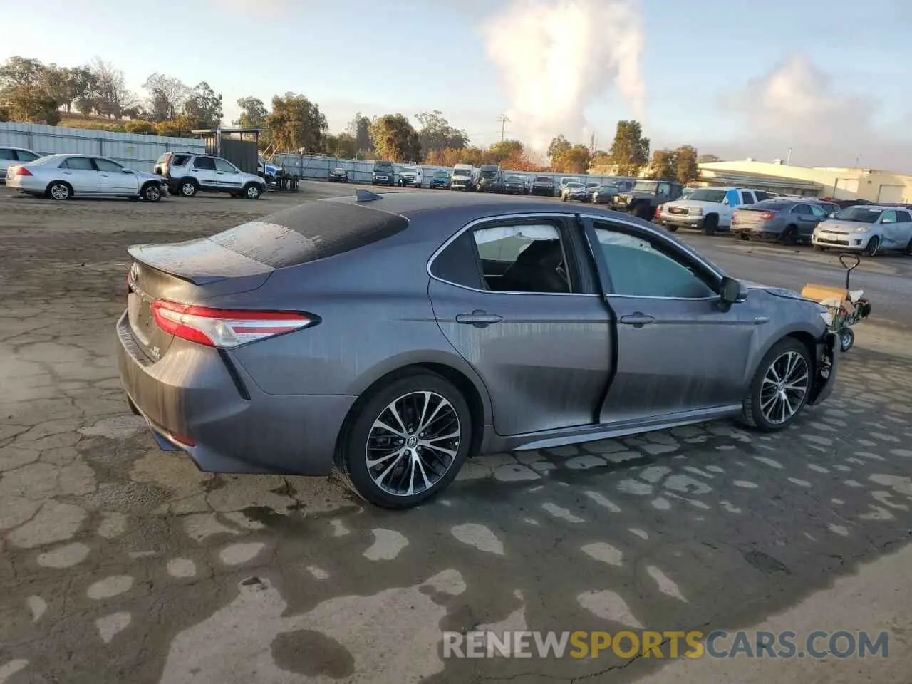 3 Photograph of a damaged car 4T1J31AK2LU533736 TOYOTA CAMRY 2020