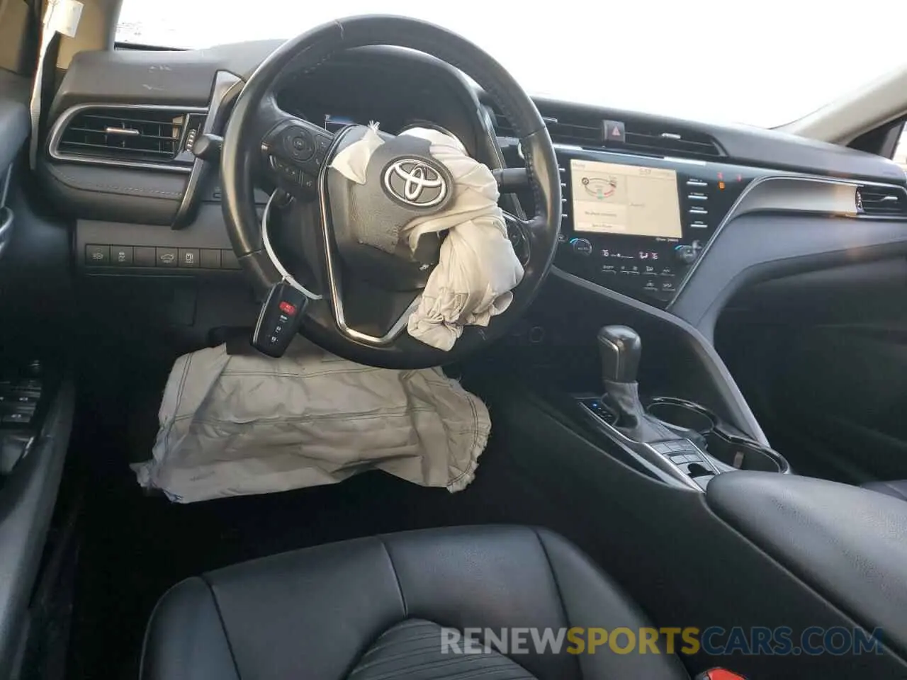 8 Photograph of a damaged car 4T1J31AK2LU533736 TOYOTA CAMRY 2020