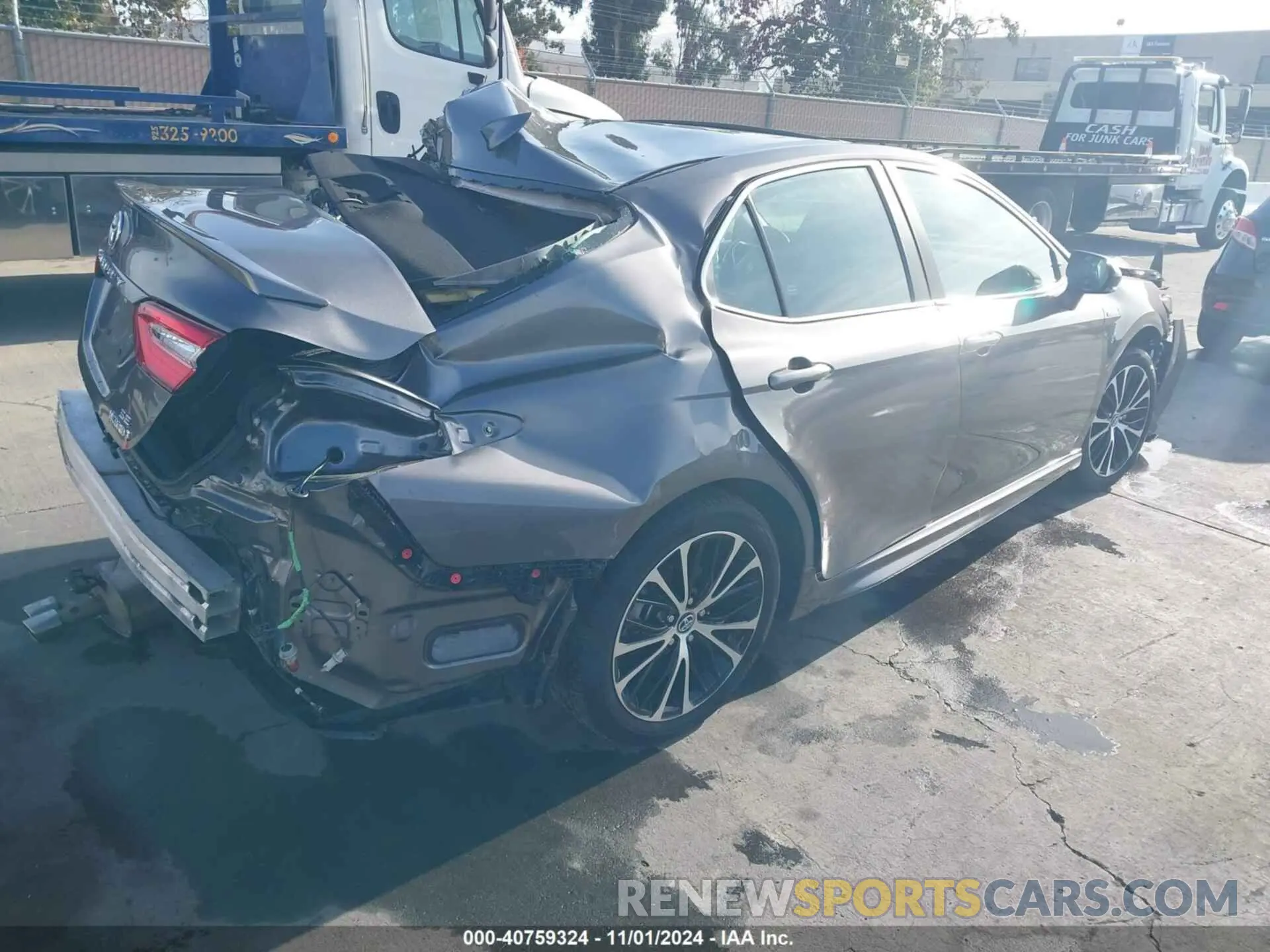 4 Photograph of a damaged car 4T1J31AK3LU523085 TOYOTA CAMRY 2020