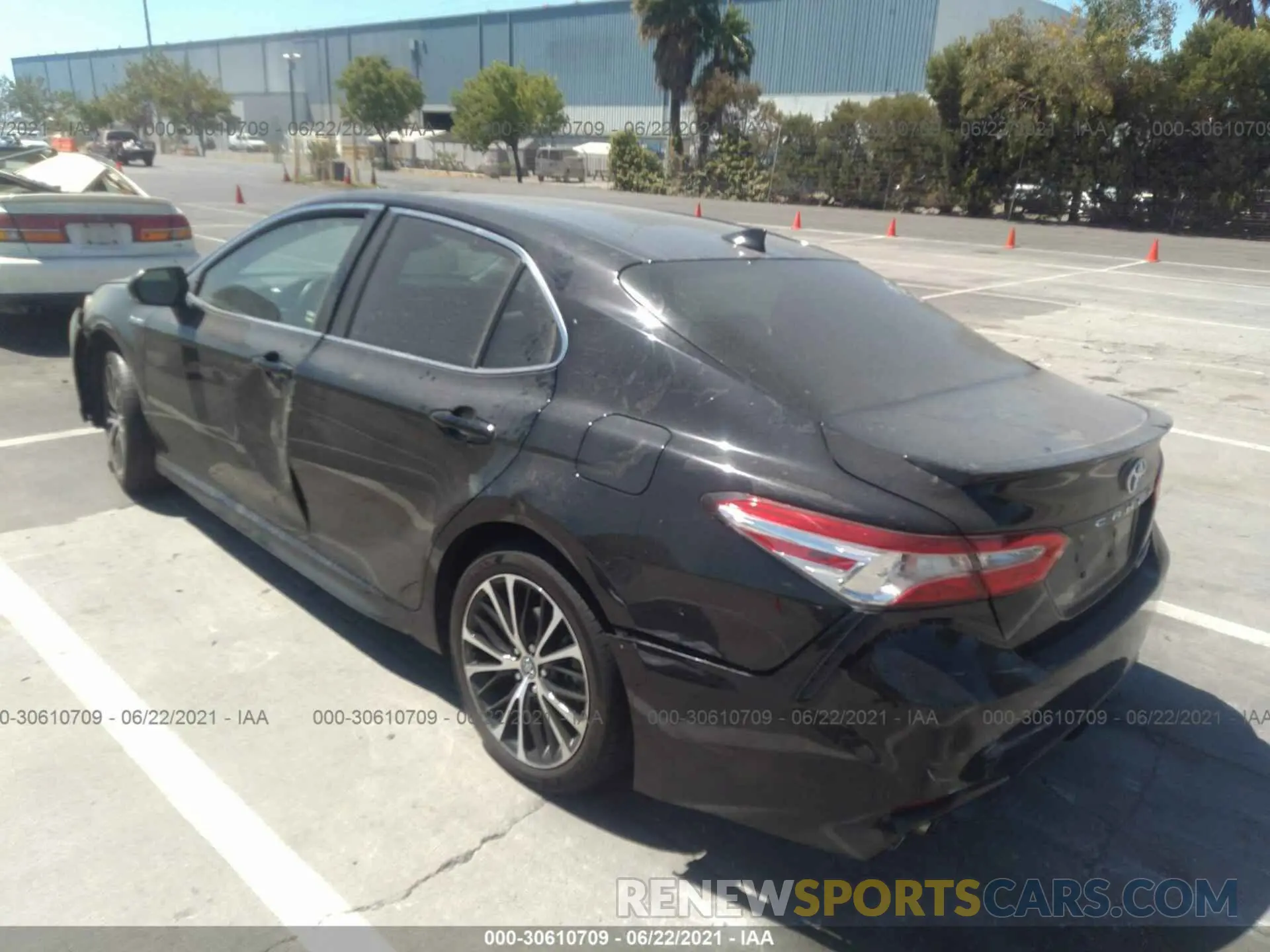3 Photograph of a damaged car 4T1J31AK3LU524821 TOYOTA CAMRY 2020