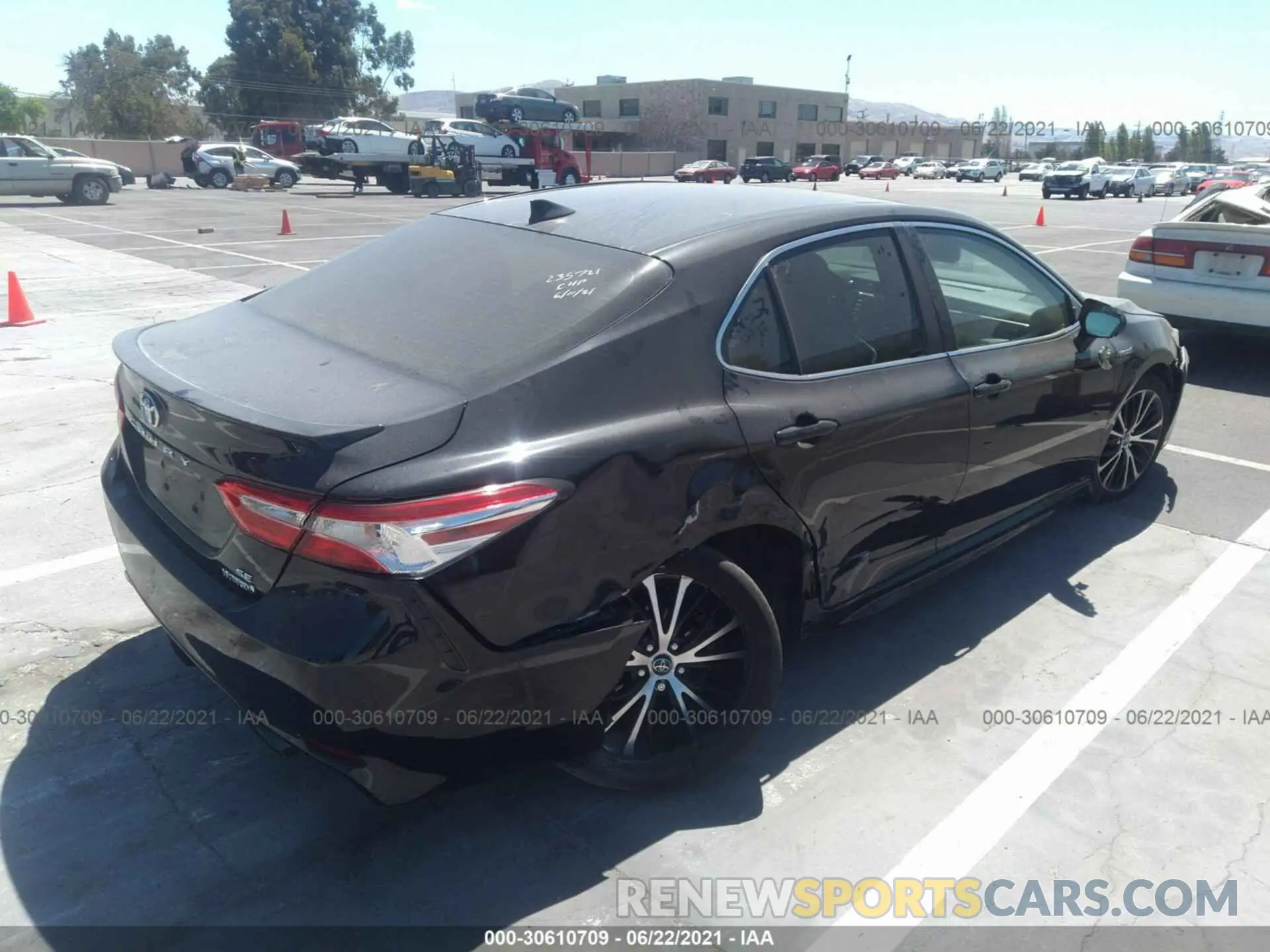 4 Photograph of a damaged car 4T1J31AK3LU524821 TOYOTA CAMRY 2020