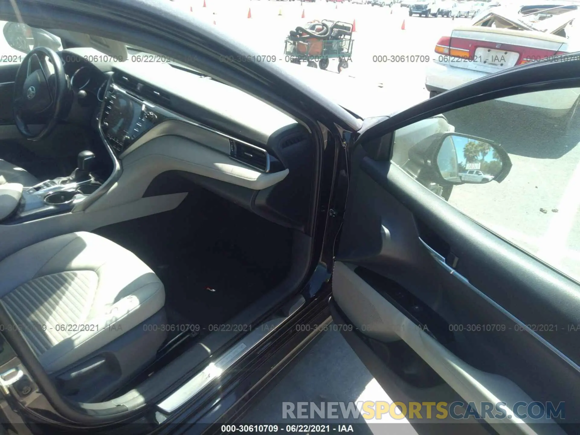 5 Photograph of a damaged car 4T1J31AK3LU524821 TOYOTA CAMRY 2020
