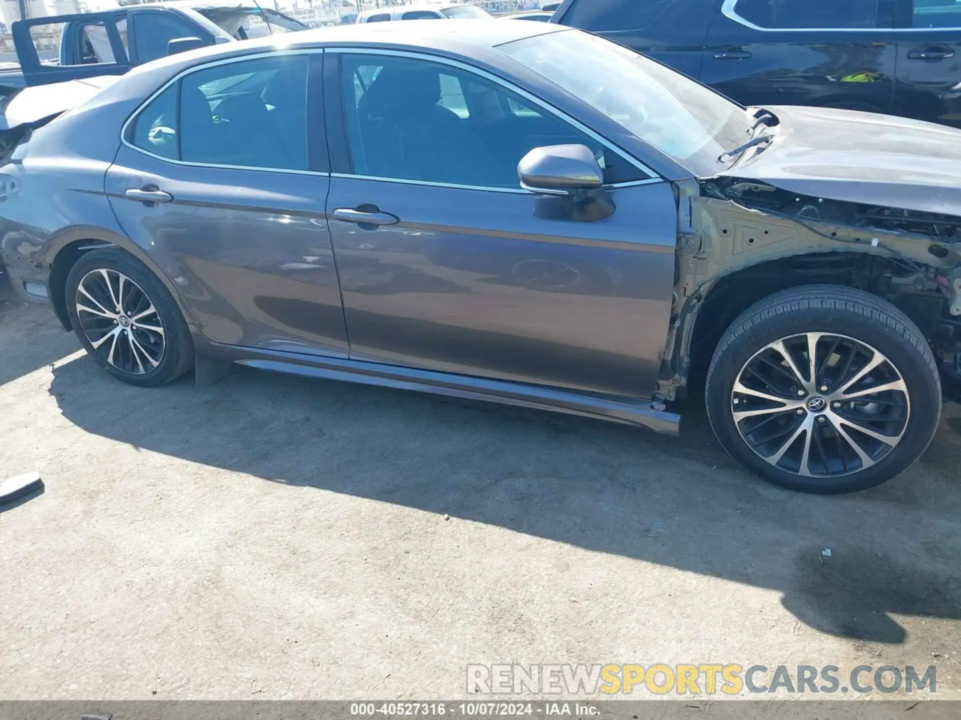 14 Photograph of a damaged car 4T1J31AK4LU518946 TOYOTA CAMRY 2020