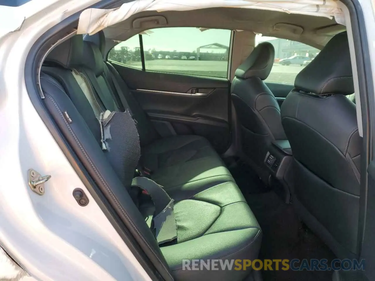 10 Photograph of a damaged car 4T1K61AK3LU302629 TOYOTA CAMRY 2020