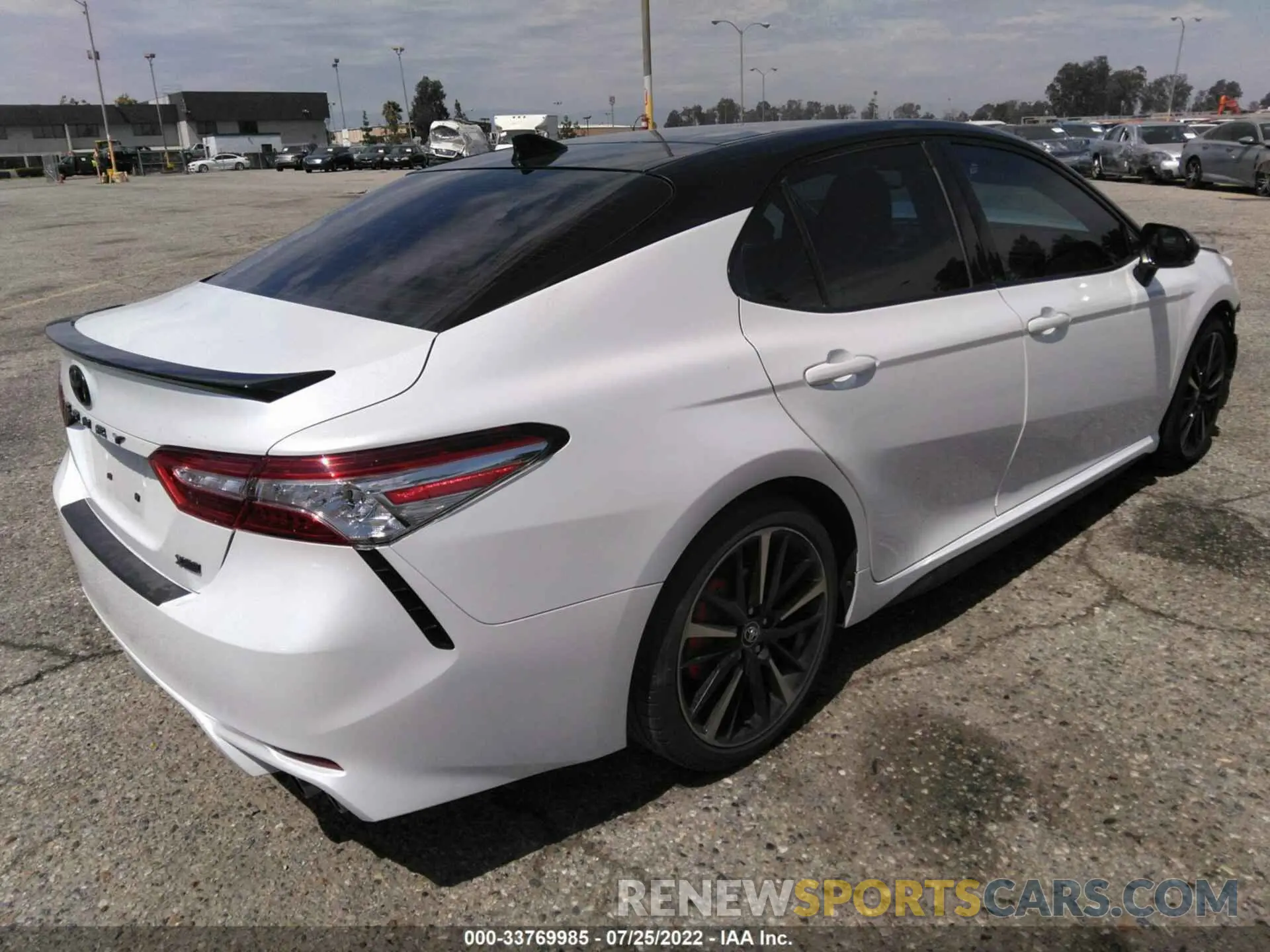 4 Photograph of a damaged car 4T1K61AK3LU334268 TOYOTA CAMRY 2020