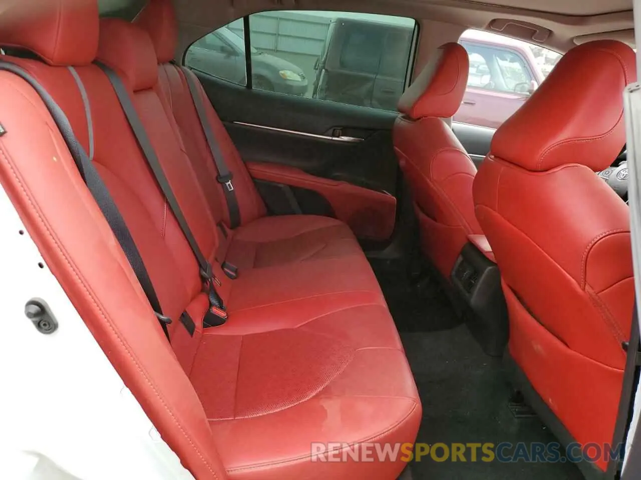 10 Photograph of a damaged car 4T1K61AK3LU934403 TOYOTA CAMRY 2020