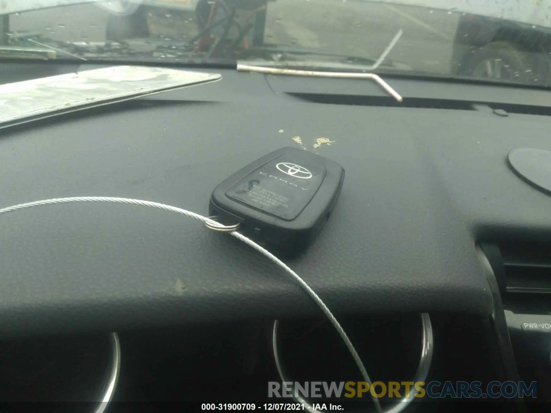 11 Photograph of a damaged car 4T1K61AK3LU984329 TOYOTA CAMRY 2020