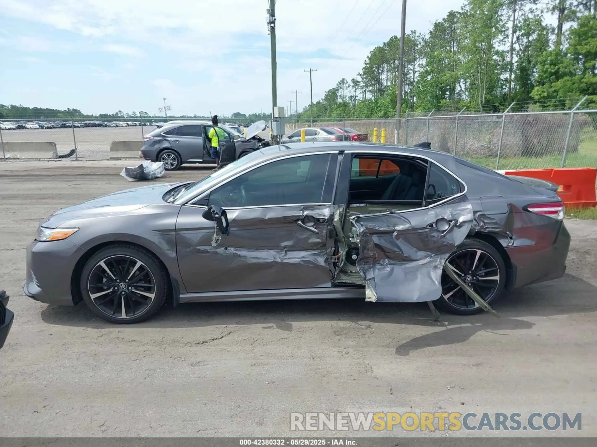 14 Photograph of a damaged car 4T1K61AK4LU989586 TOYOTA CAMRY 2020