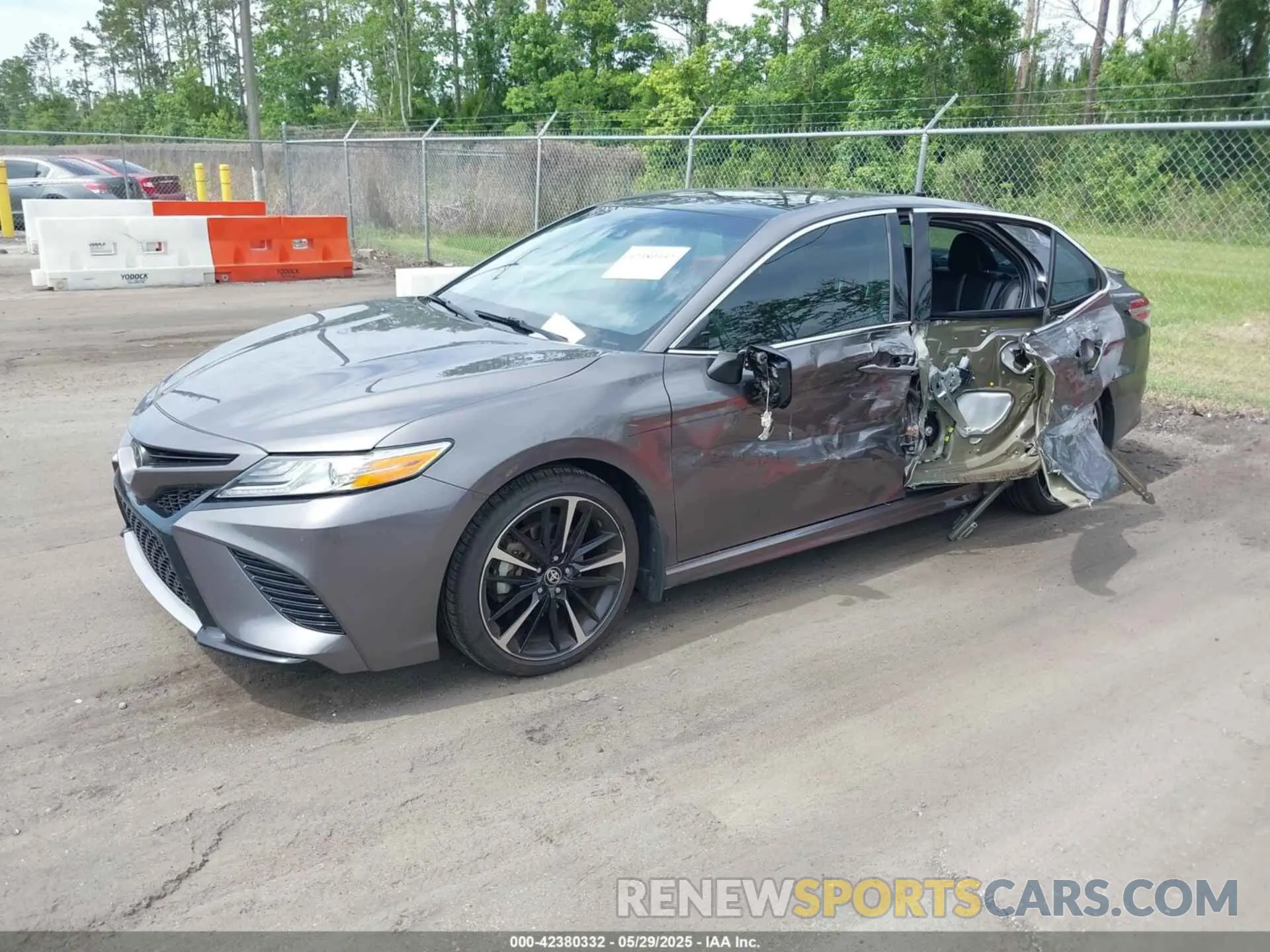 2 Photograph of a damaged car 4T1K61AK4LU989586 TOYOTA CAMRY 2020