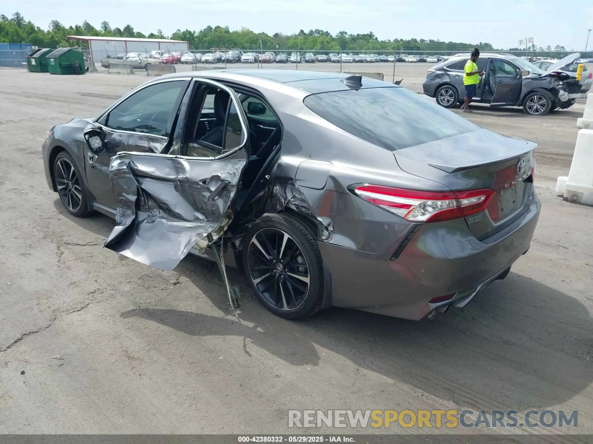 3 Photograph of a damaged car 4T1K61AK4LU989586 TOYOTA CAMRY 2020