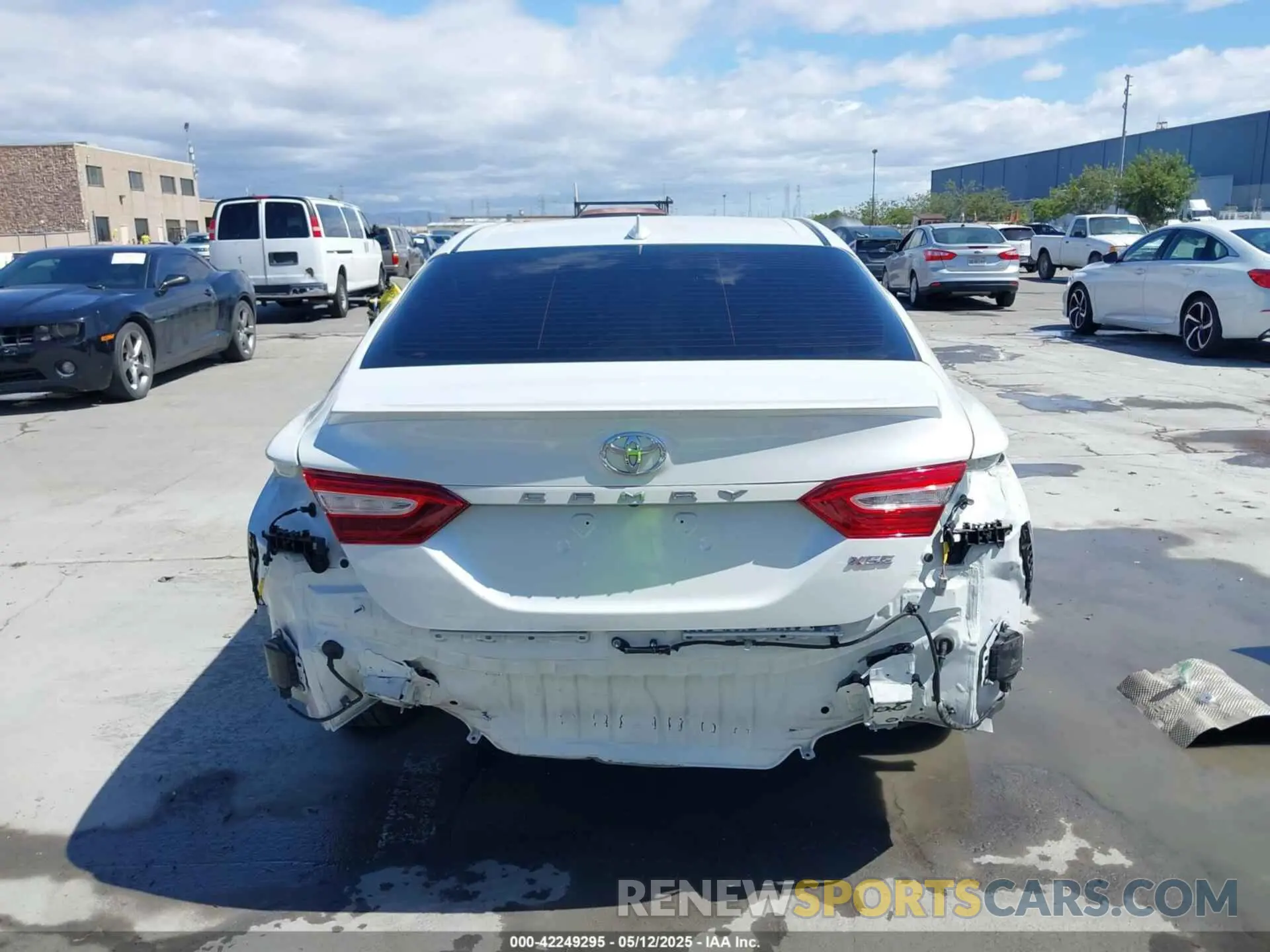 16 Photograph of a damaged car 4T1K61AK7LU504261 TOYOTA CAMRY 2020