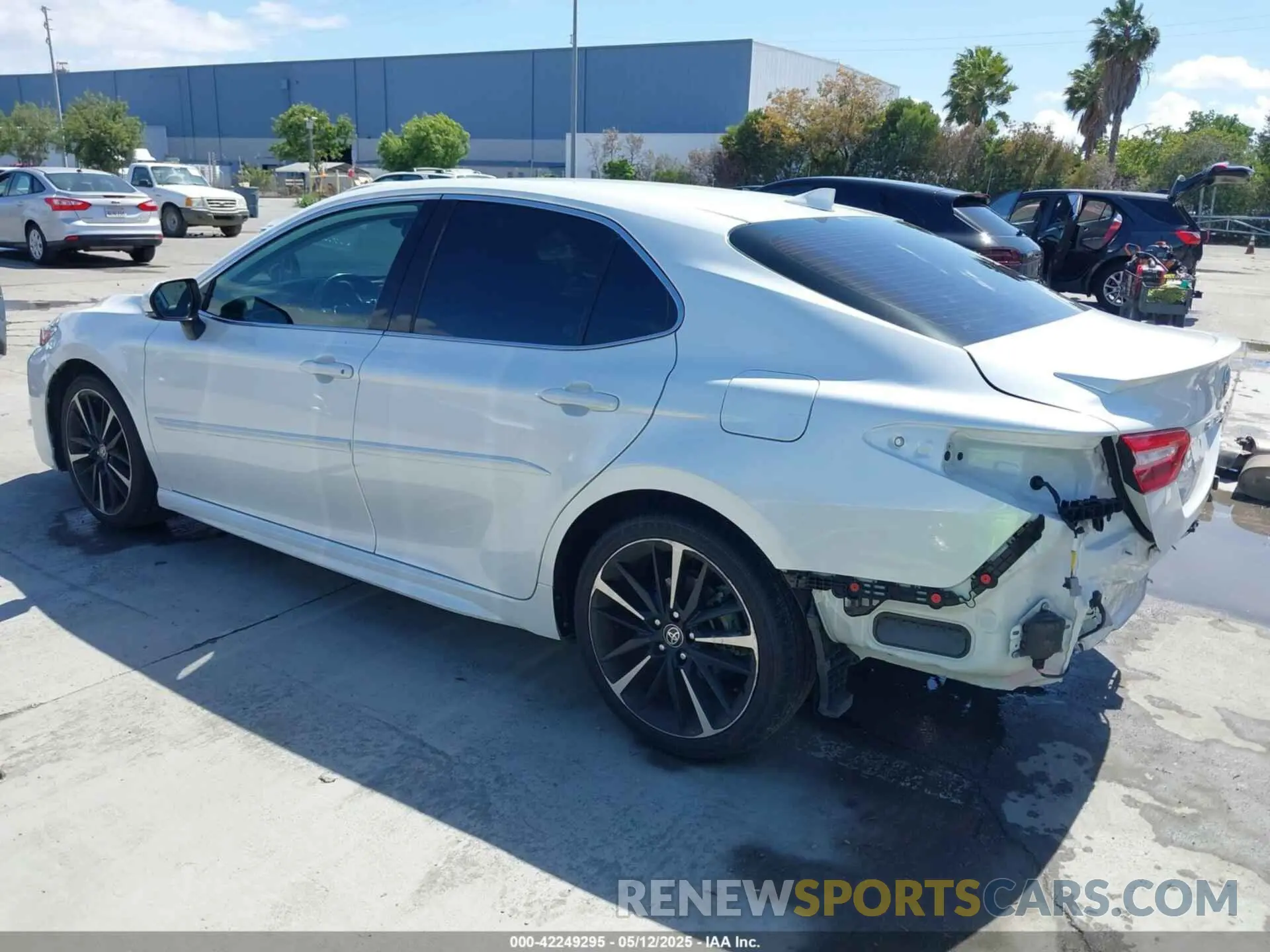 3 Photograph of a damaged car 4T1K61AK7LU504261 TOYOTA CAMRY 2020