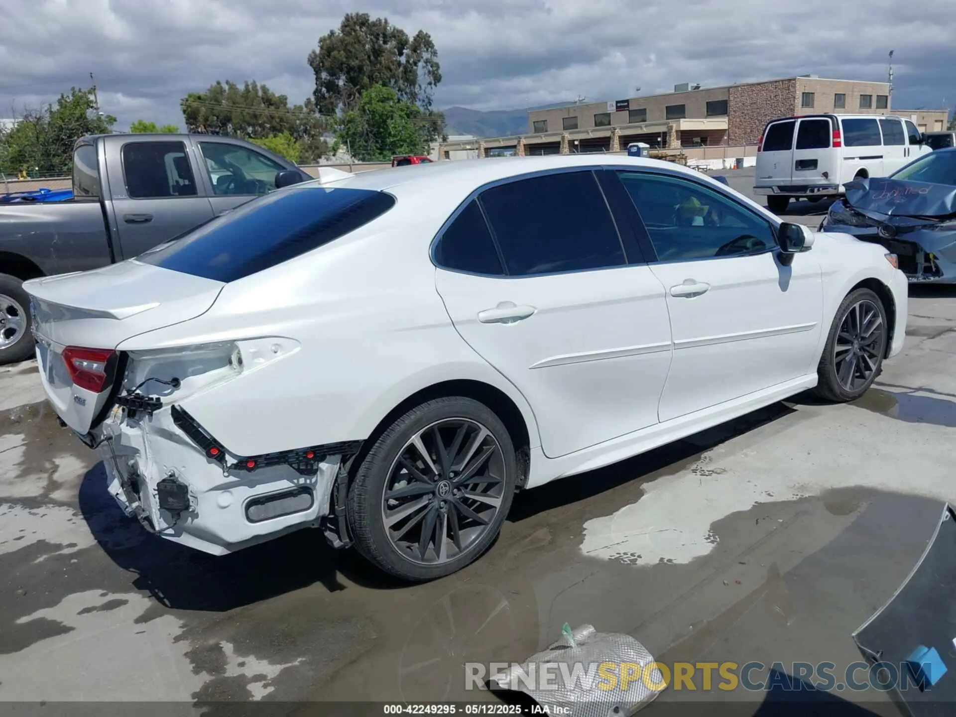 4 Photograph of a damaged car 4T1K61AK7LU504261 TOYOTA CAMRY 2020