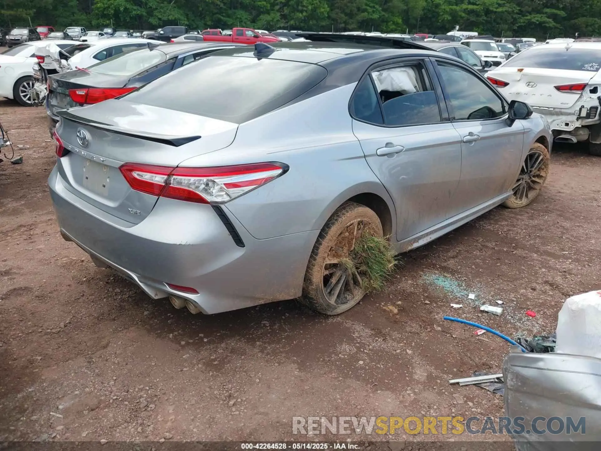 4 Photograph of a damaged car 4T1K61AK9LU377318 TOYOTA CAMRY 2020