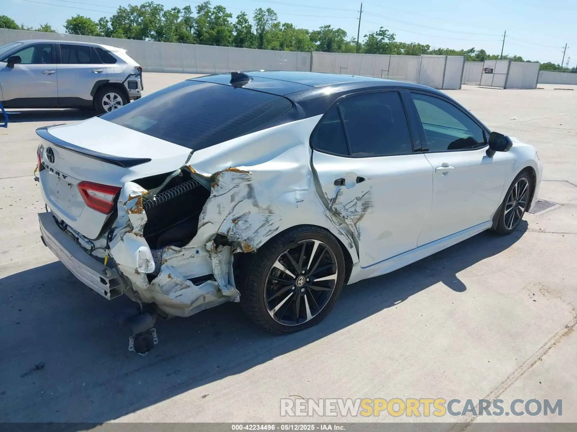 4 Photograph of a damaged car 4T1K61AK9LU380560 TOYOTA CAMRY 2020