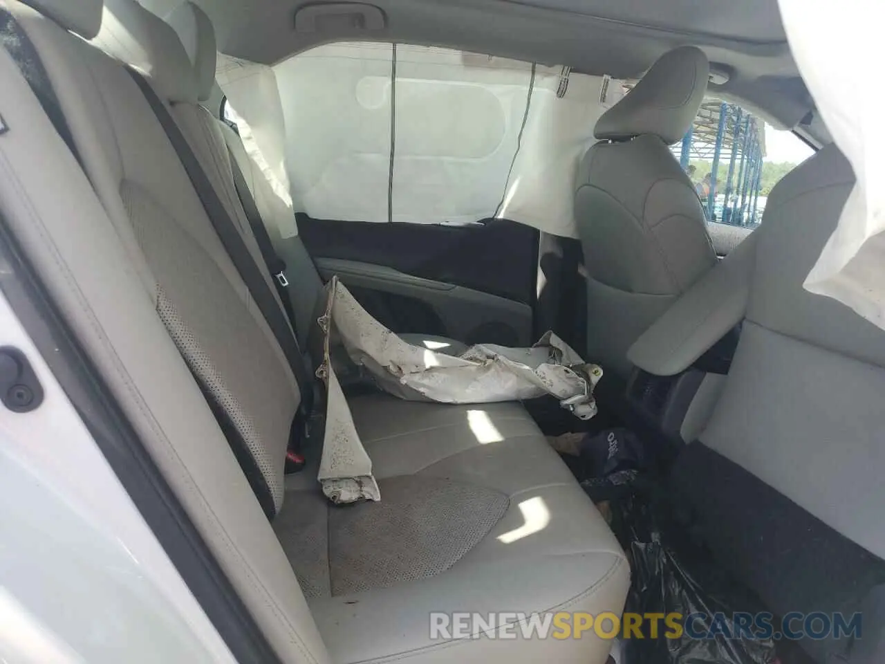 10 Photograph of a damaged car 4T1K61AKXLU873650 TOYOTA CAMRY 2020
