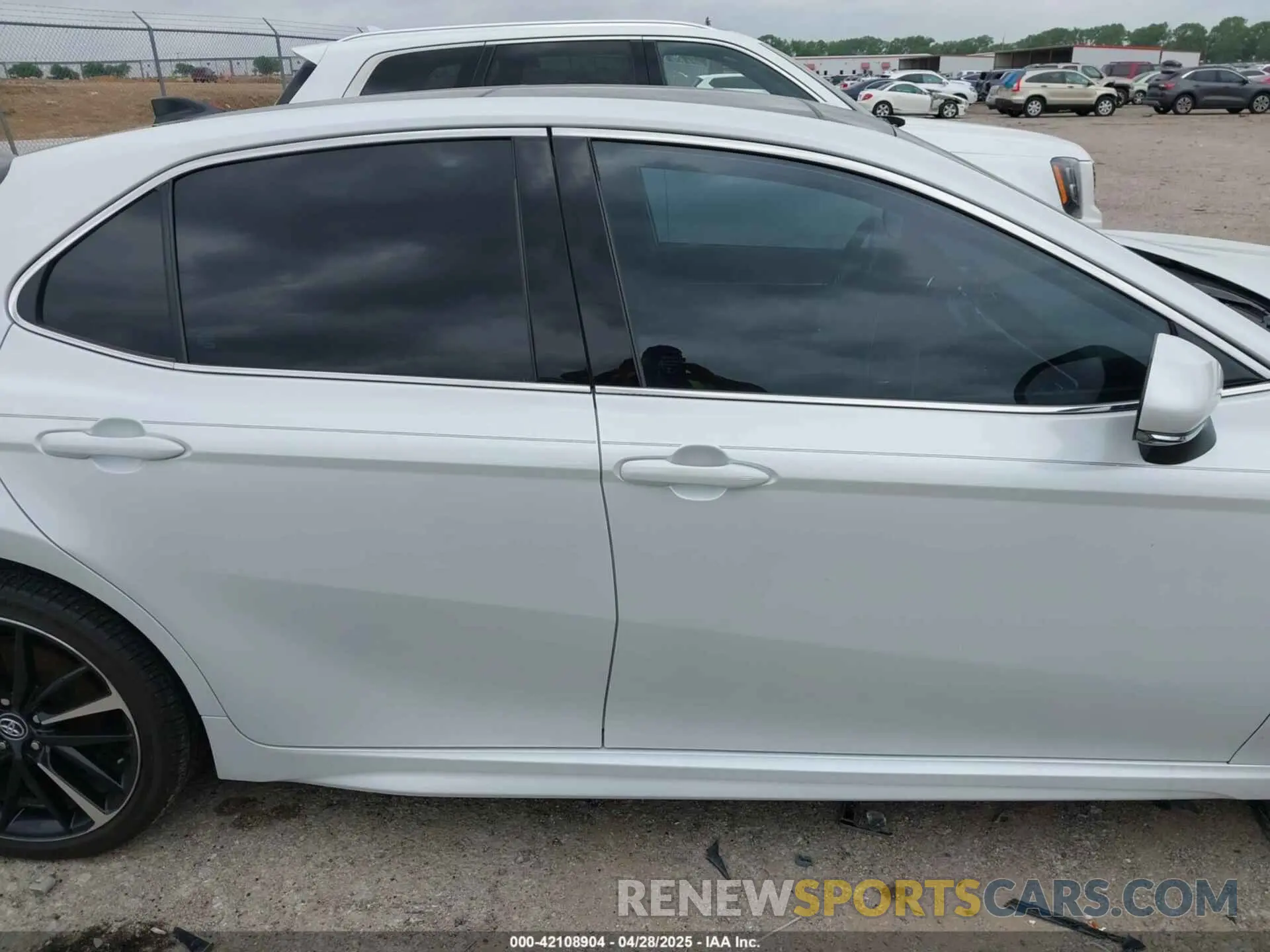 14 Photograph of a damaged car 4T1K61AKXLU889542 TOYOTA CAMRY 2020